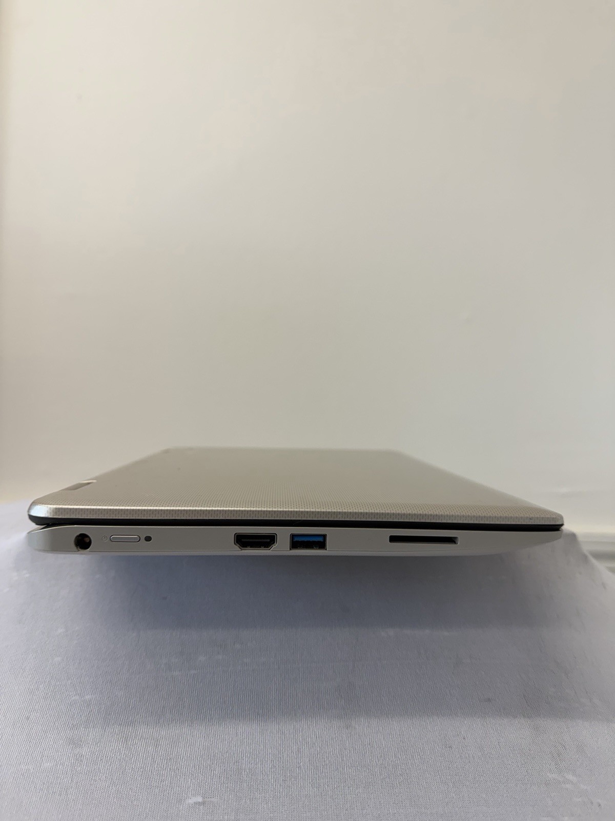Toshiba Satellite L15W-B1302 Laptop – Good Screen – Intel Celeron N2840-Read Des