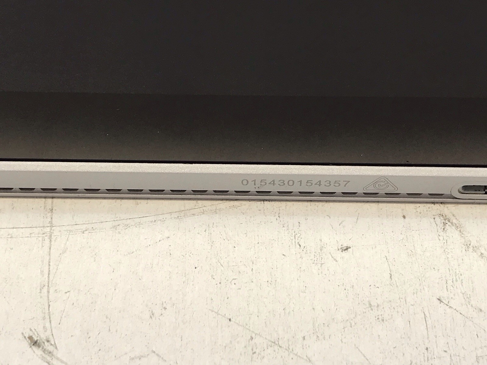 Surface Book 1703 13.5″ i5-6300U/8GB/256gb ssd/NO KEYBOARD/Bad Touchscreen/batt