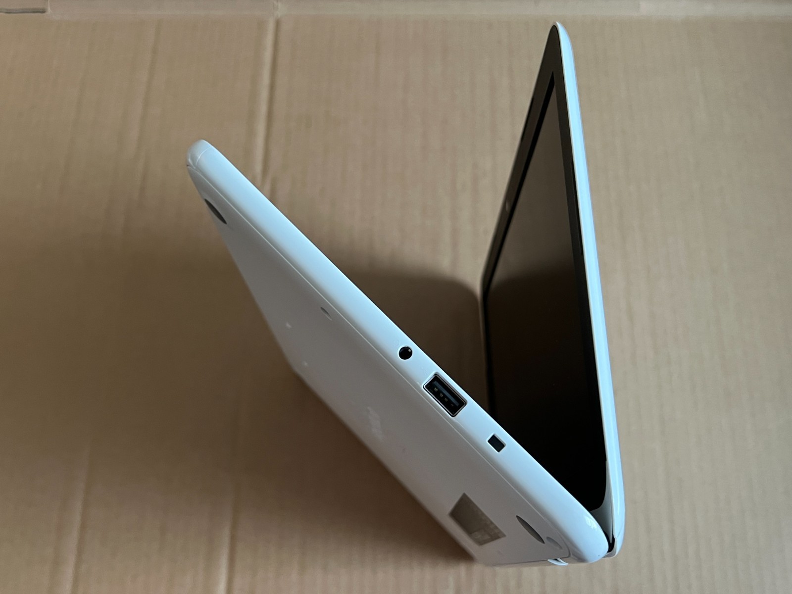 11.6″ Dell Inspiron P24T001 EMMC HDD White Laptop – PARTS – DISPLAY BROKEN