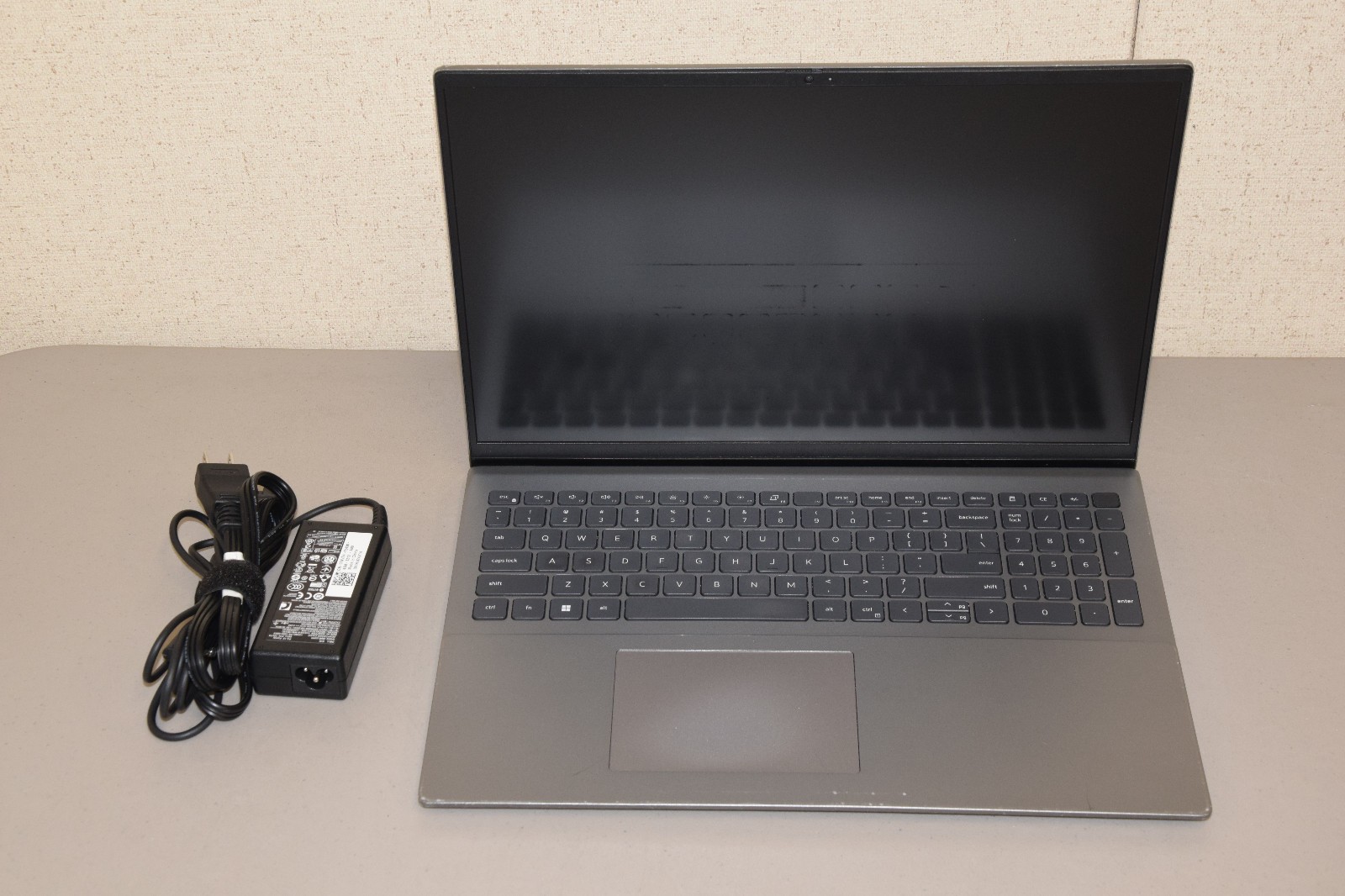 HEAVY WEAR Dell Vostro 5620 15.6″ Laptop i7-1260P 16GB DDR4 256GB NVMe Win11 Pro