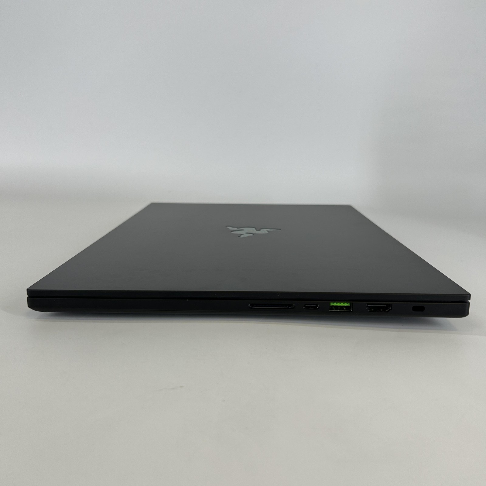 Razer Blade 16 240Hz QHD+ 2025 2.0 GHz Ryzen AI 9 HX 370 32GB 2TB SSD RTX 5090