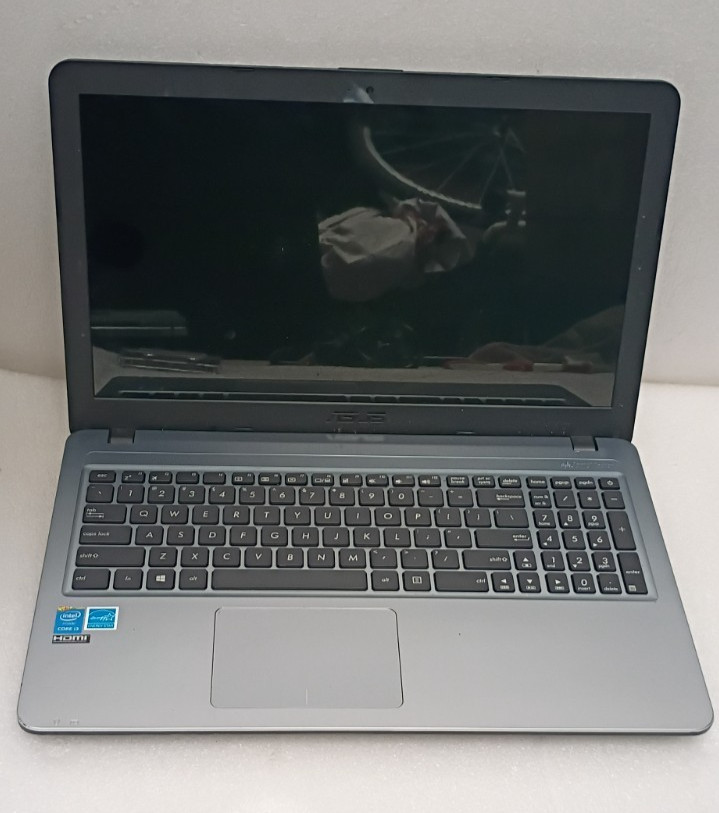 Asus X540L Laptop, Cracked Screen,Bad battery , Windows 10 PARTS REPAIR