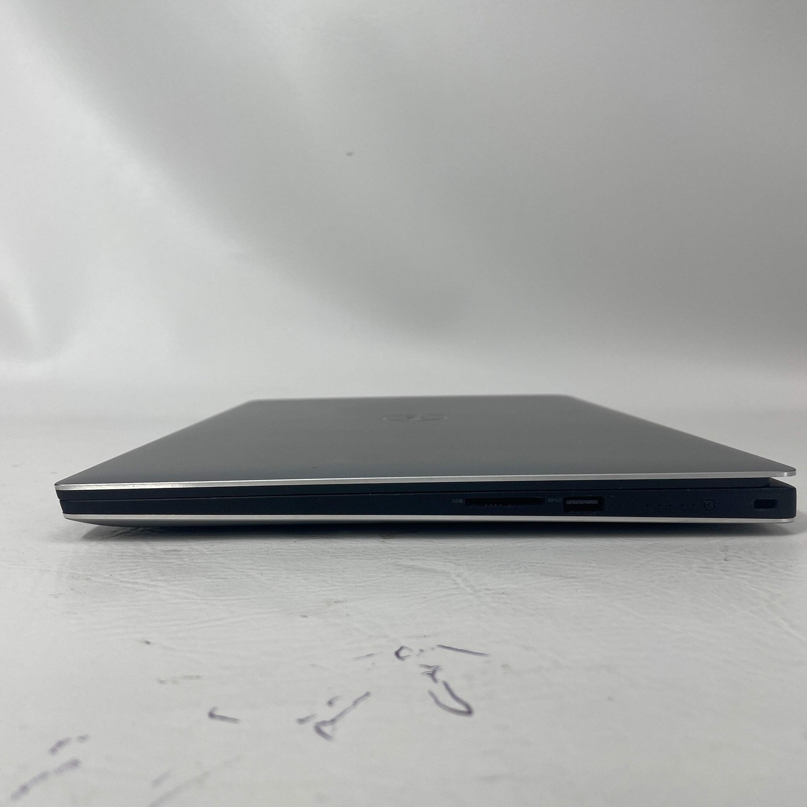 Dell XPS 9560 15.6″ i7-7700HQ 2.8GHz 16GB RAM 1TB SSD GeForce GTX 1050