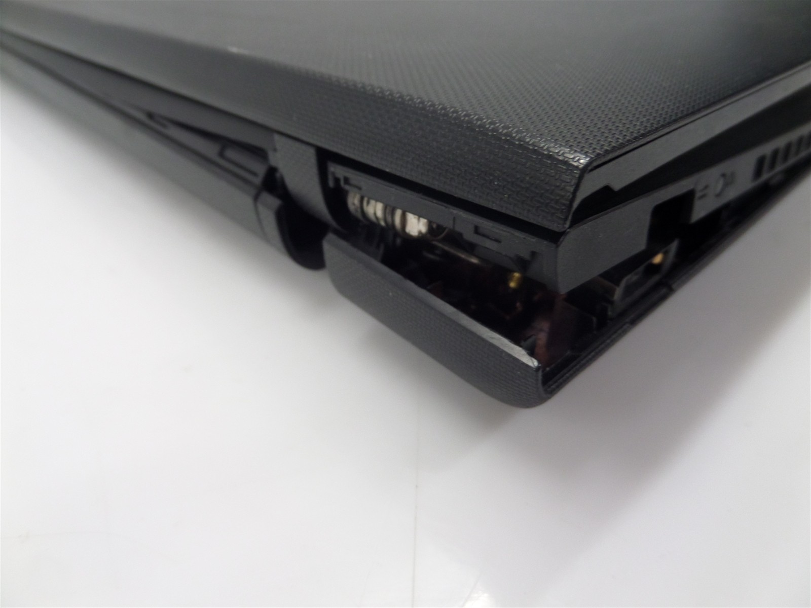 Lenovo G50-45 Laptop w/ AMD A8-6410 2GHz APU 4GB RAM – No HDD/OS, Broken Hinge