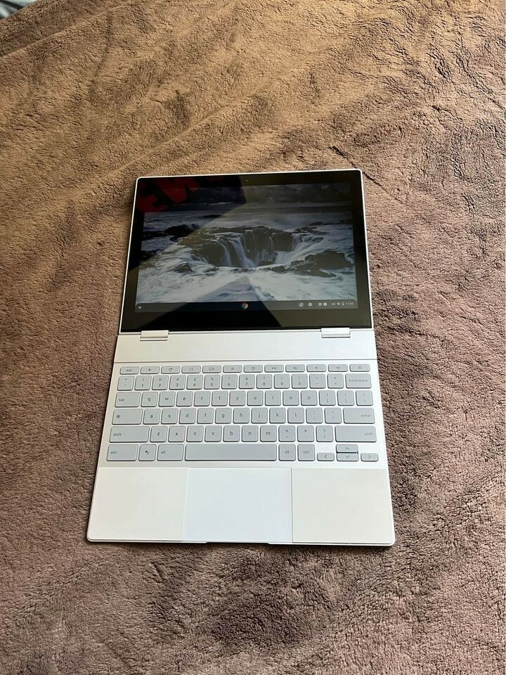 Google Pixelbook 12.3″ Core i5 7th Gen 1.2 GHz 8 GB RAM 128GB SSD Laptop