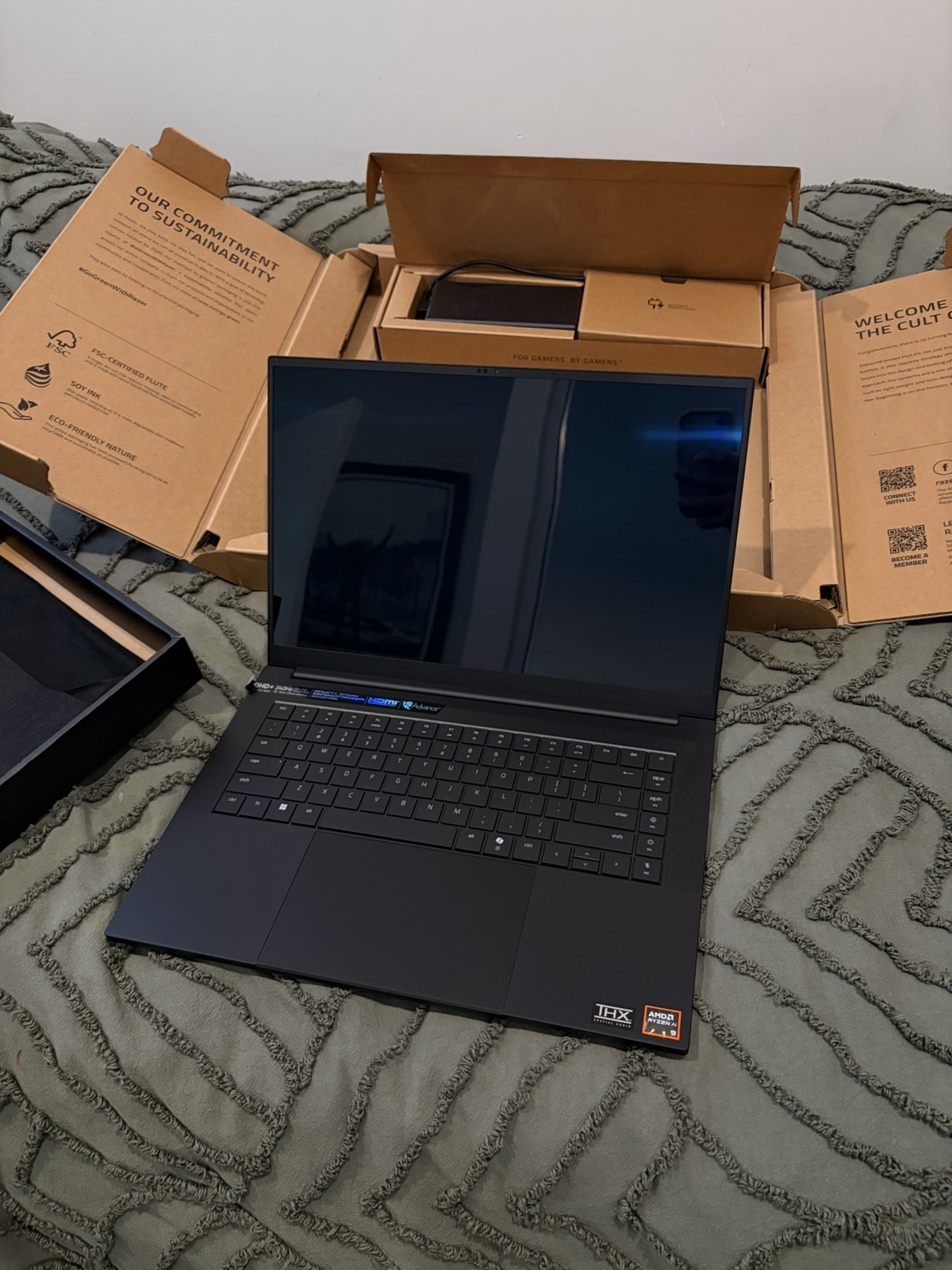 Razer Blade 16 RTX 5060 OLED 240Hz Gaming Laptop Ryzen AI 9 16GB 1TB SSD