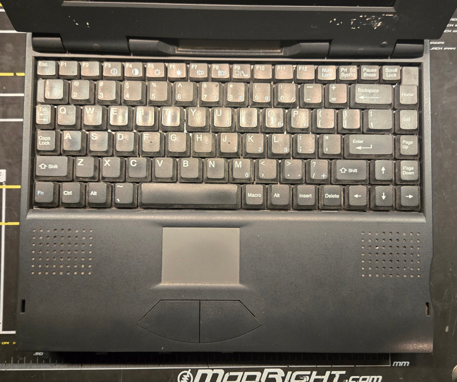 Vintage Sager FMA86T (Intel Pentium @ 120 MHz, 24 MB RAM, Win98SE)