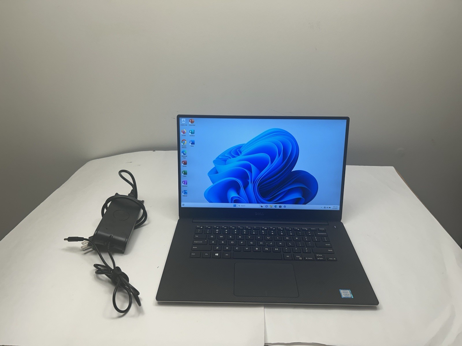 Dell Precision 5520 i5-7440HQ 2.8 gHz 16 GB RAM 256GB SSD
