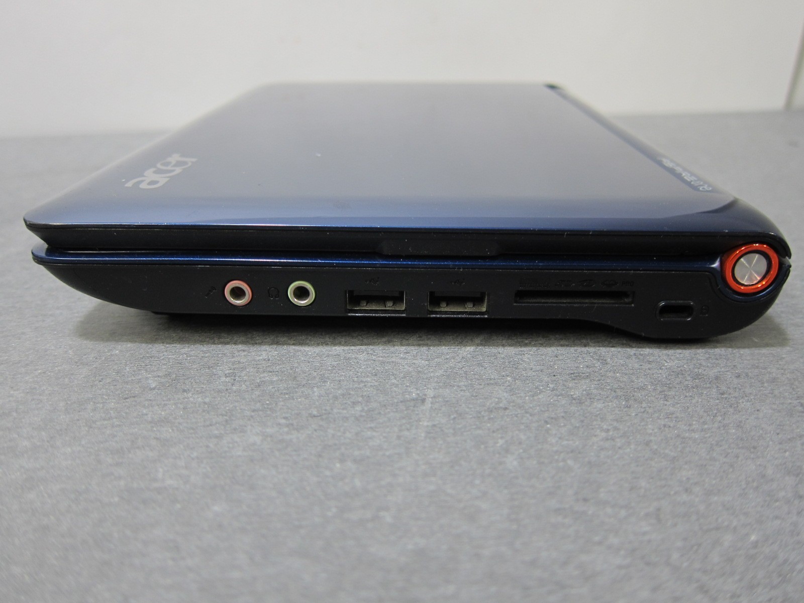 Acer Aspire One Series Model ZG5 Blue Notebook w/ Charger -WORKS WHEN PLUGGED IN