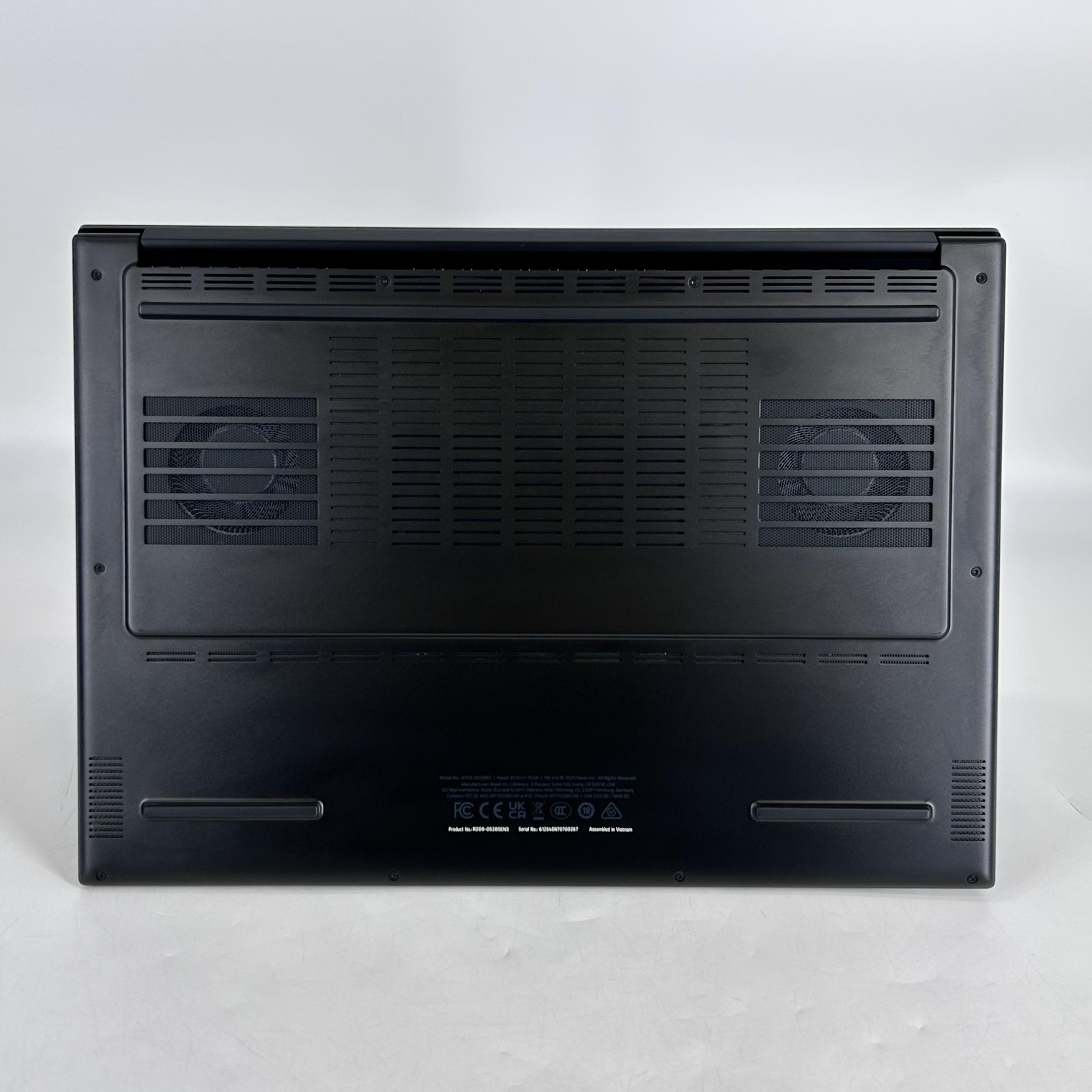 Razer Blade 16 240Hz QHD+ 2025 2.0 GHz Ryzen AI 9 365 16GB 1TB SSD RTX 5060