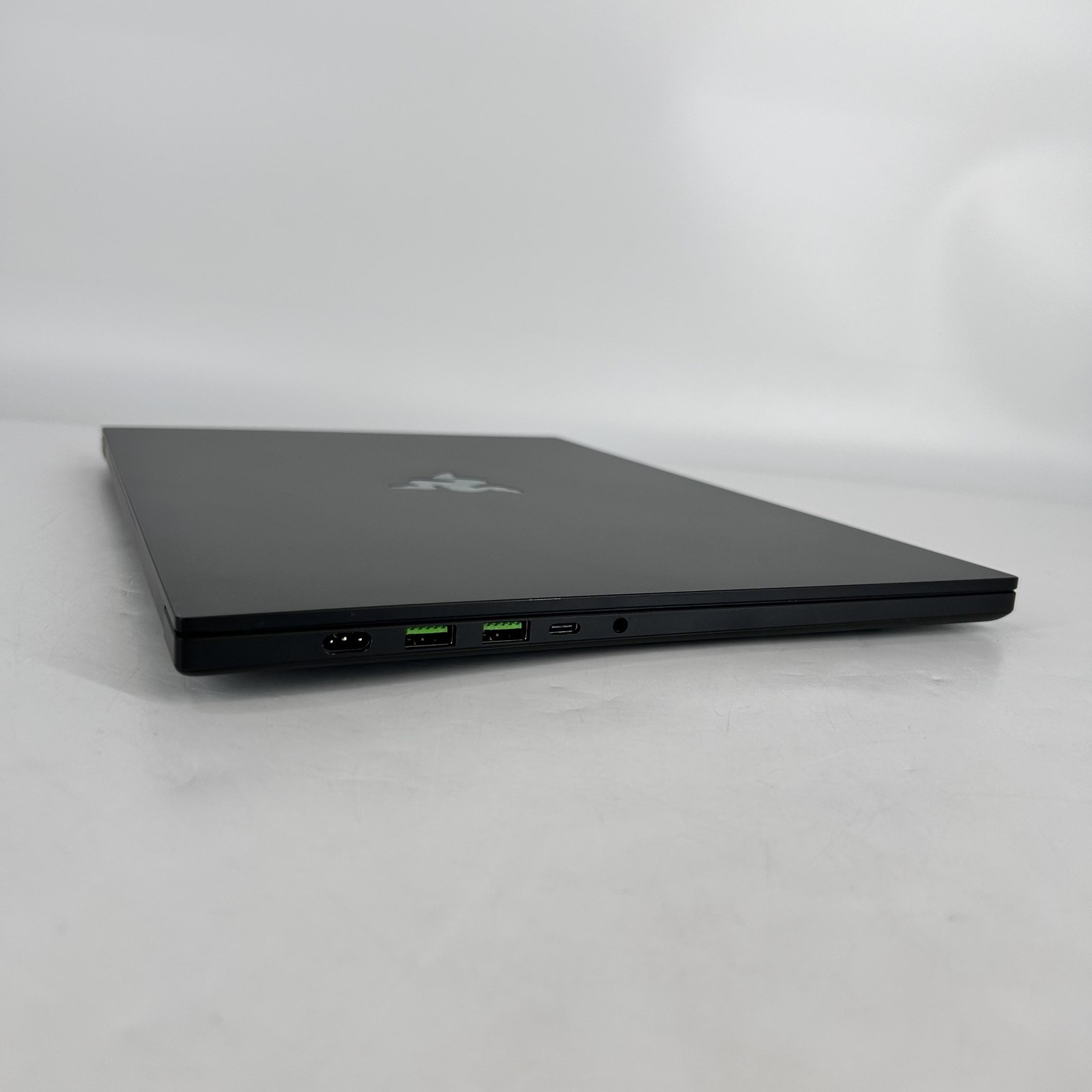 Razer Blade 16 240Hz QHD+ 2025 2.0 GHz Ryzen AI 9 365 16GB 1TB SSD RTX 5060