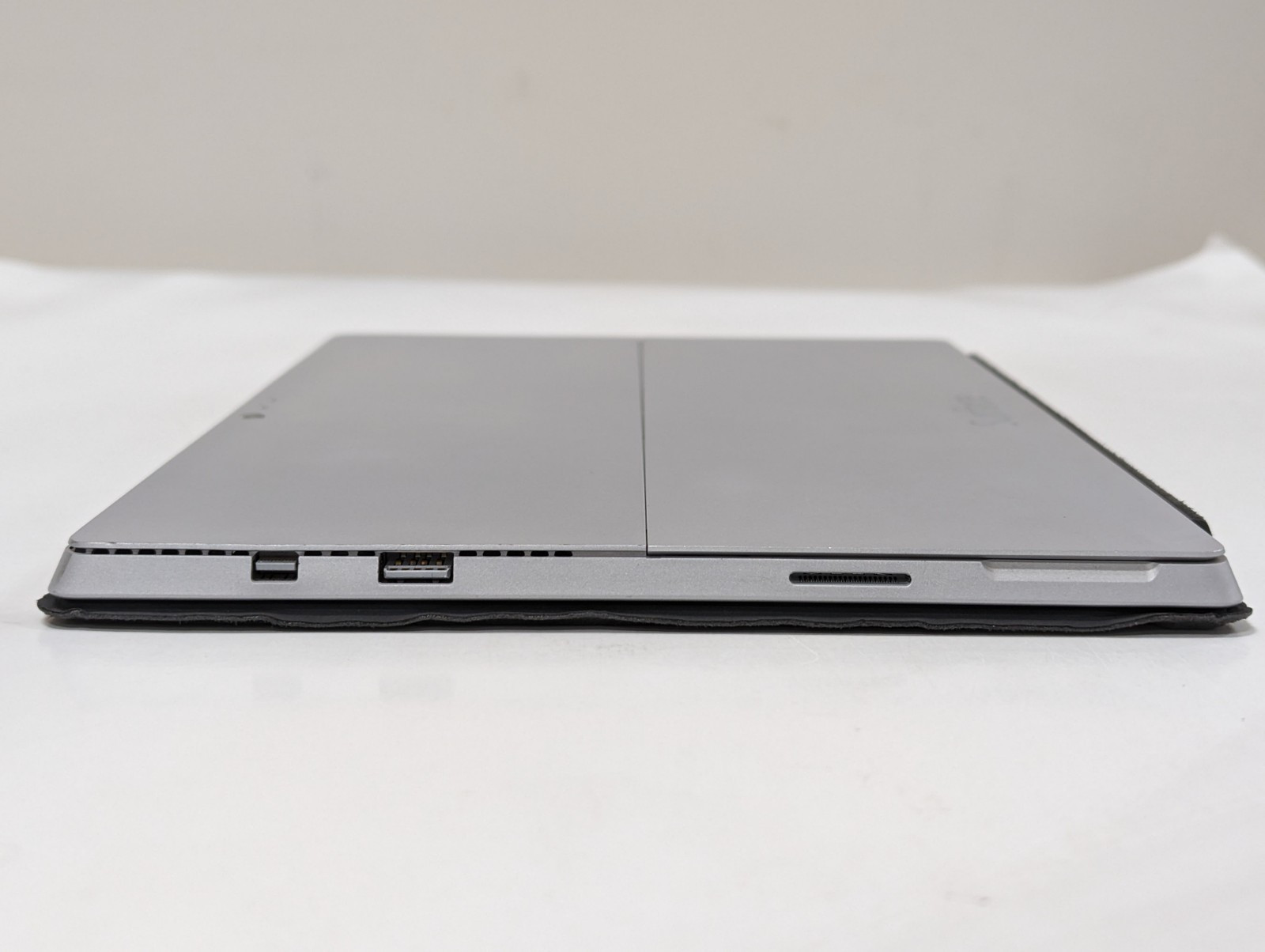 Microsoft Surface Pro (1st Gen) 10.6″ 9SR-00001 64GB Platinum Wi-Fi – Re – 3QHC