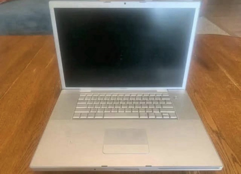 💻🔥 X2 Vintage 17” Silver MacBook Pro (2008) – Rare Large Screen Bundle 🔥💻