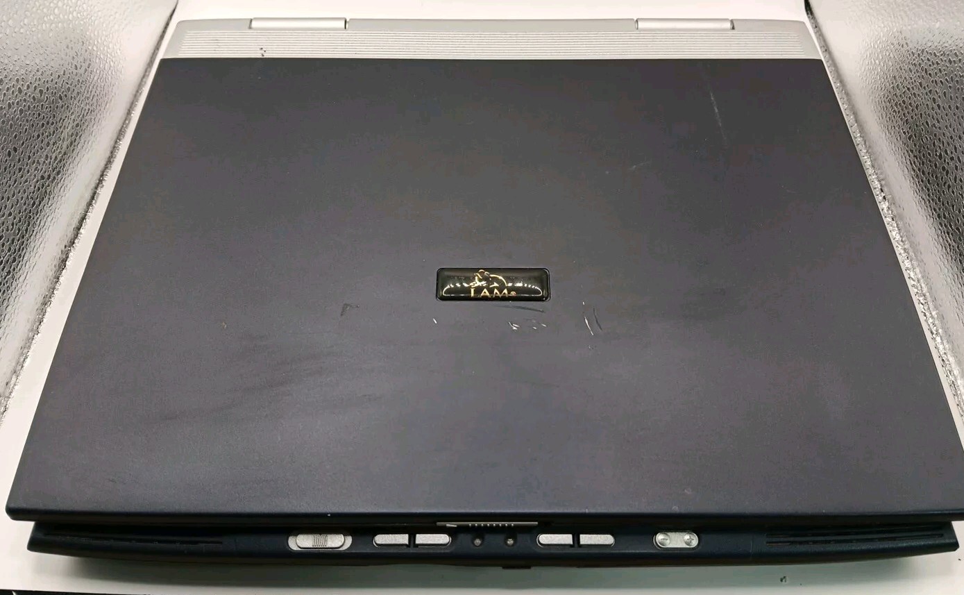 LAM ACY23 Vintage Laptop 15″ Intel Pentium 3 1.20GHz/896MB/1.44/DVD/No Cord/HD