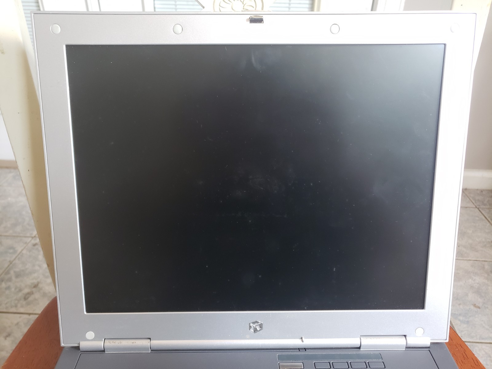 Gateway 400SD4 Intel Pentium 4 2GHz 256MB RAM 14″ 3.5″ Floppy UNTESTED