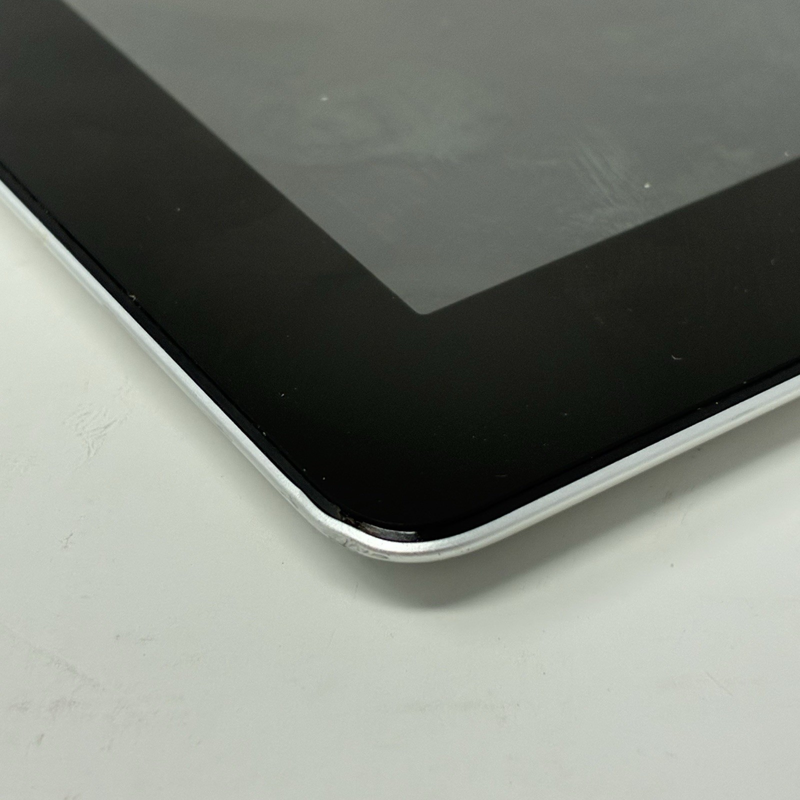 Apple iPad 64GB A1430 3rd Generation Silver – No Charger – No Physical Damage
