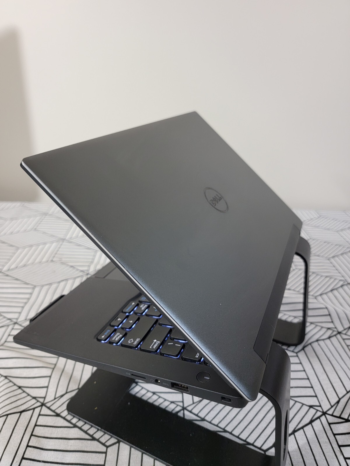 Dell Latitude 7370 13.3″ Intel Core m7-6Y75 1.2GHz 8GB RAM 128GB SSD Win10/11Pro