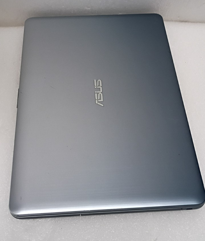 Asus X540L Laptop, Cracked Screen,Bad battery , Windows 10 PARTS REPAIR
