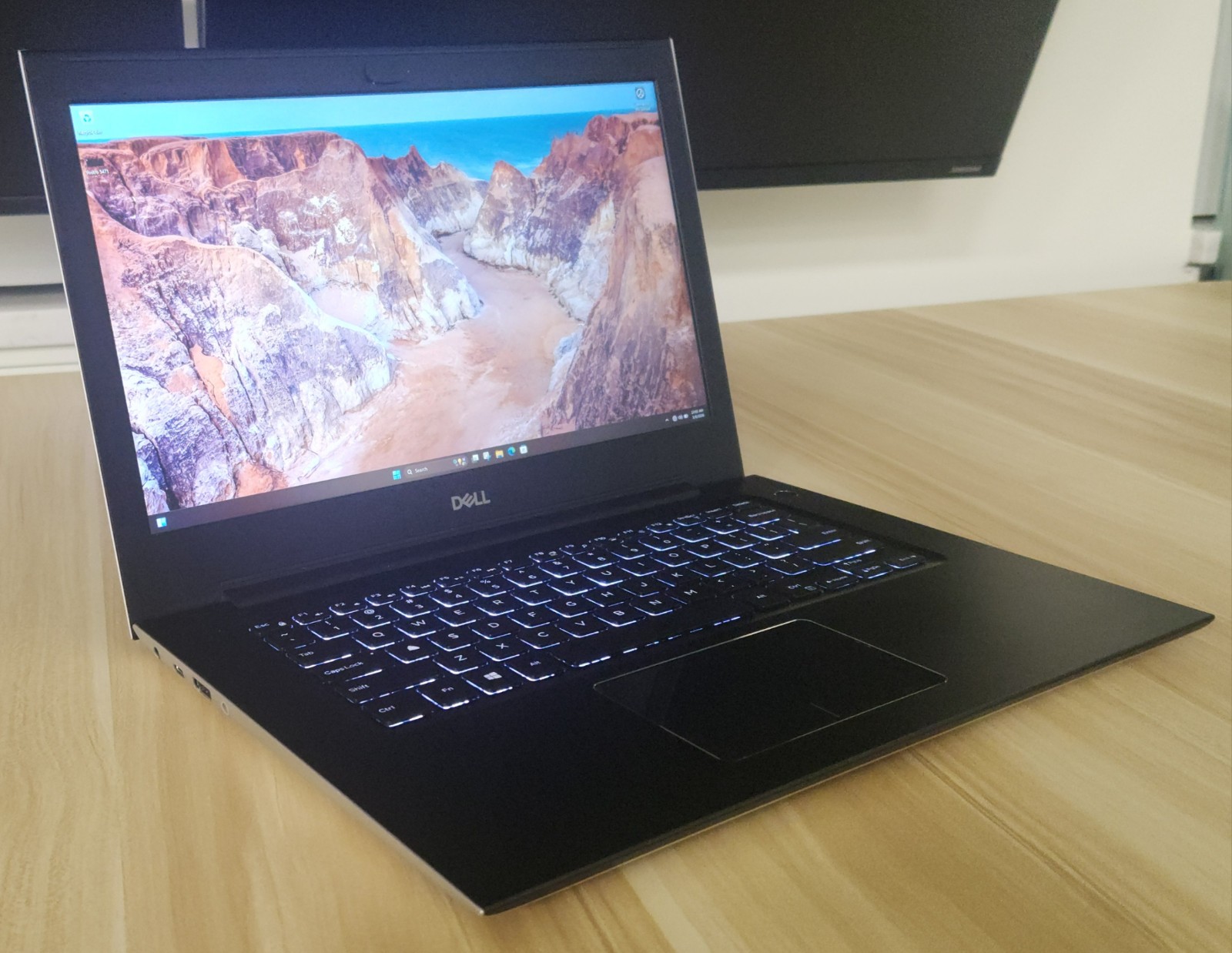 Dell Vostro 14 5471 14” Full HD 1TB SSD Intel i7-8550U 4GHz 16GB RAM Radeon R7