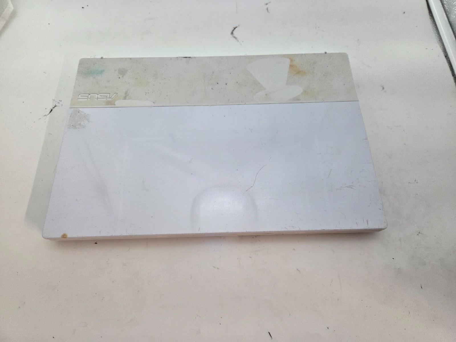 6203104 Asus MJ401T(Vintage) w/charger.m3-8100Y.4GB.128GB M.2.14″FHD.W11 Home.