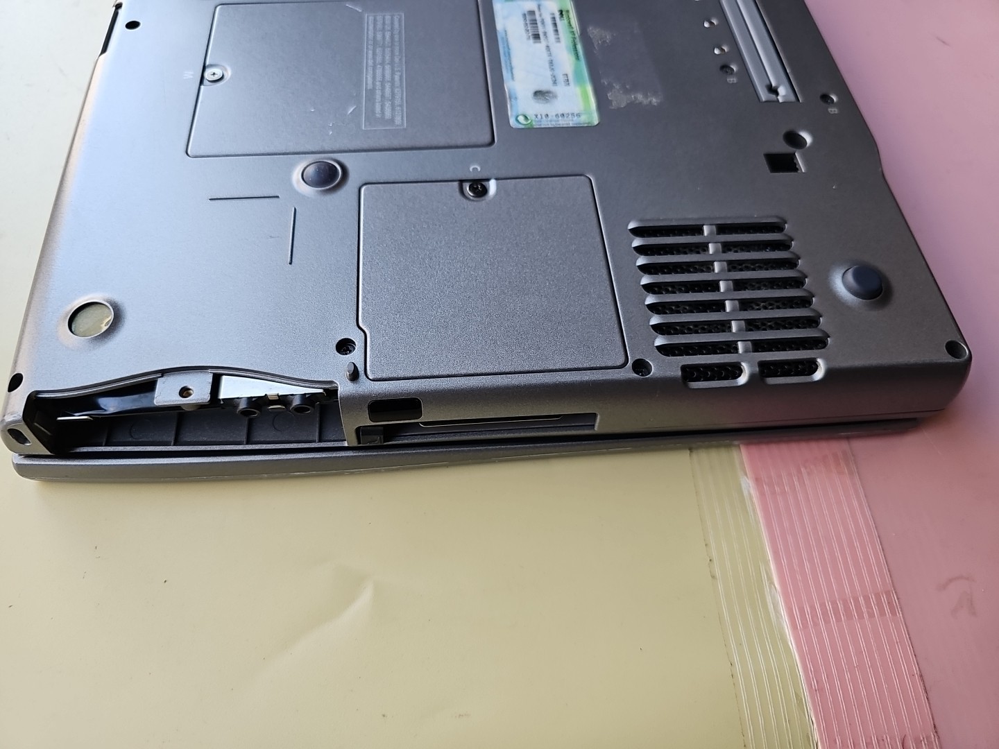 Dell Latitude D600 ATI RADEON 9000 1GB RAM 0GB HDD SERIAL COM PORT, PHONE PORT
