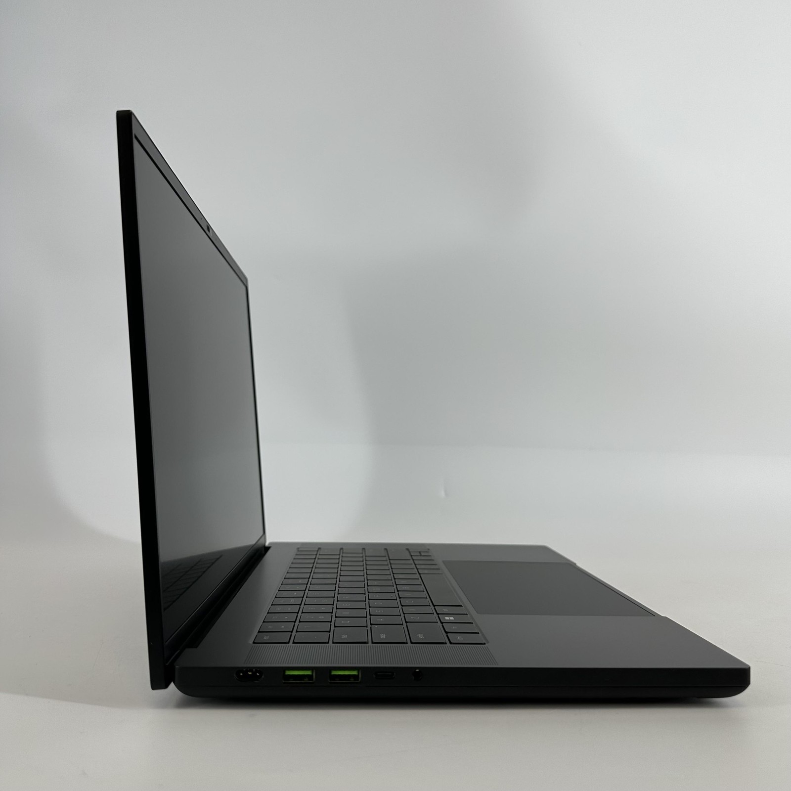 Razer Blade 16 240Hz QHD+ 2.2 GHz i9-13950HX 32GB 2TB/1TB RTX 4080 Excellent