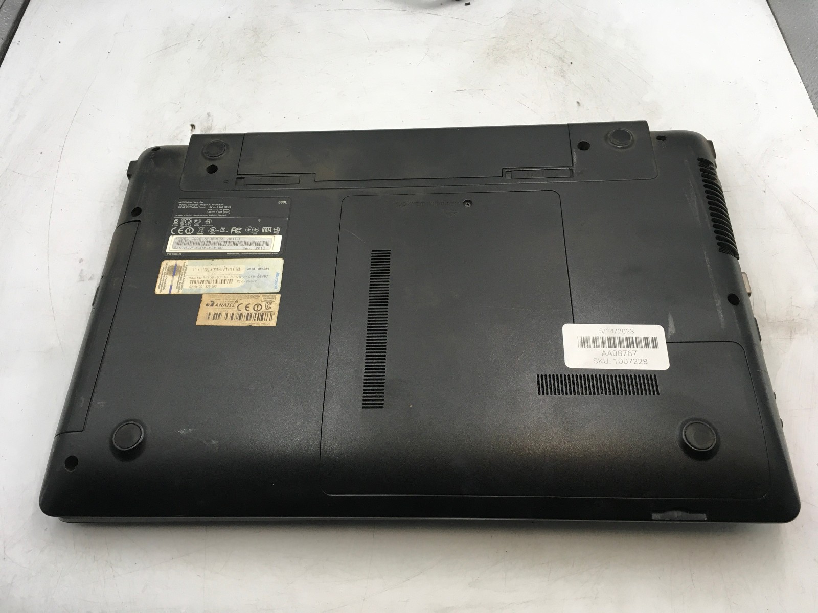 SAMSUNG 300E NP300E5A – FOR PARTS/BAD LCD – INTEL I3 2ND GEN – 4GB RAM -READ- BB