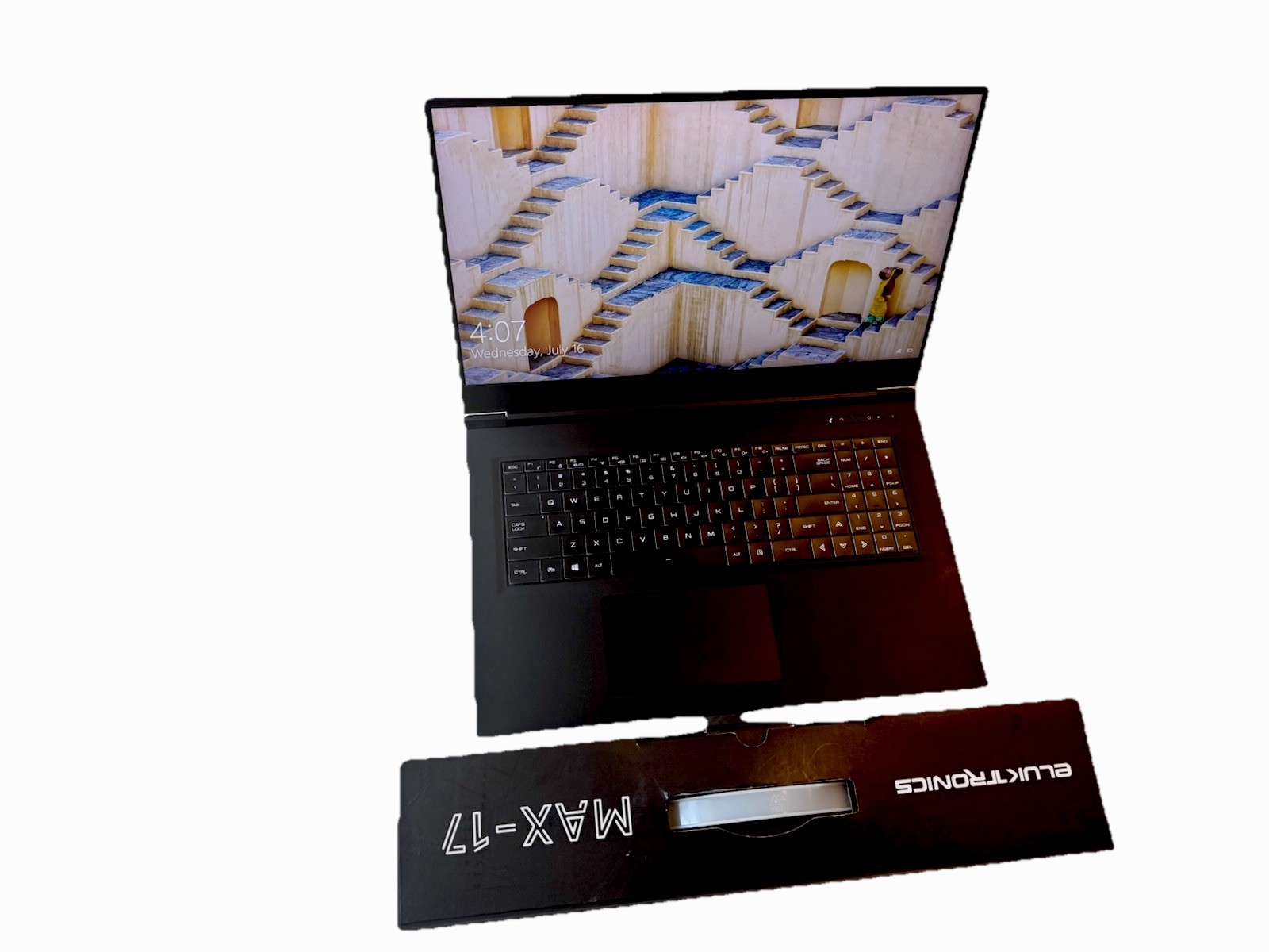 Eluktronics MAX-17 17.3″ lightweight Gaming laptop, intel i7 9750H, GTX 1660