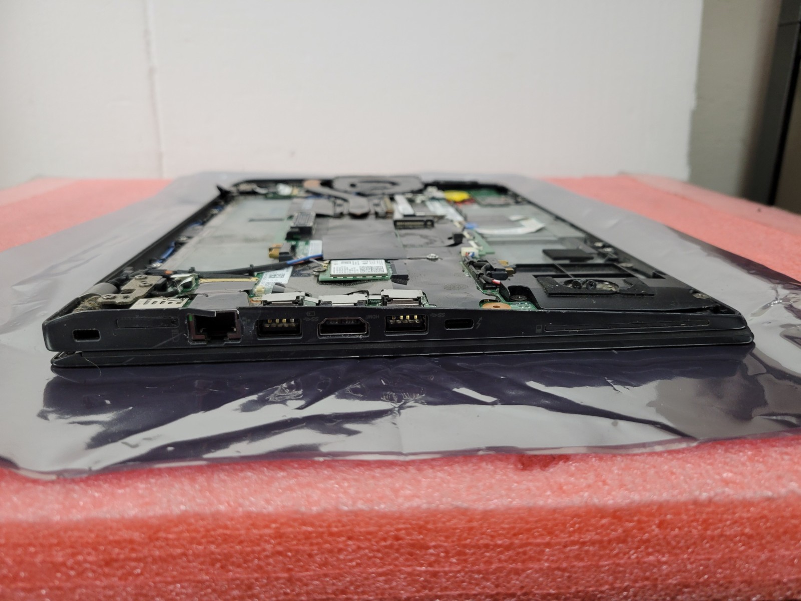 Lenovo ThinkPad T470S 14″ i5-7300U 4GB RAM *NO HDD/OS/COVER/BATT/AS IS* | LP521