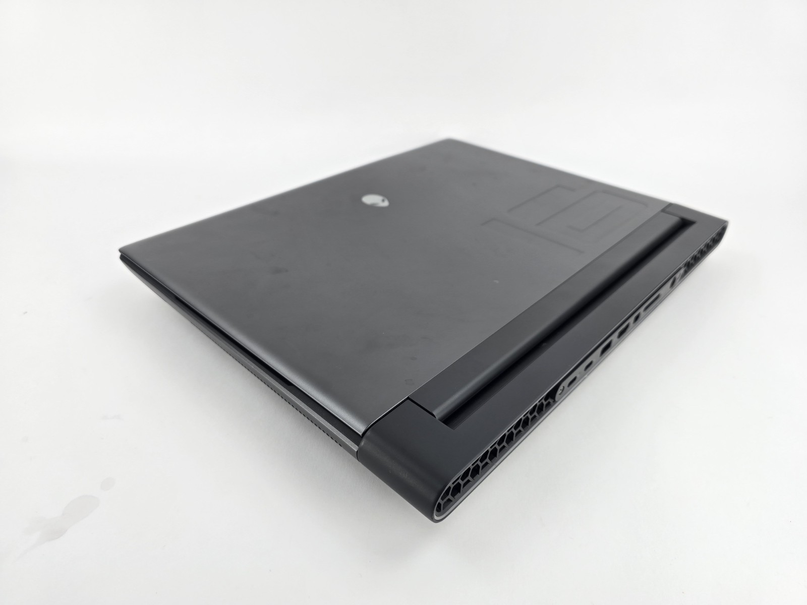Alienware M16 R1 16″ Ryzen 9 7845HX 16GB 1TB RTX 4080 – For Parts – AS-IS