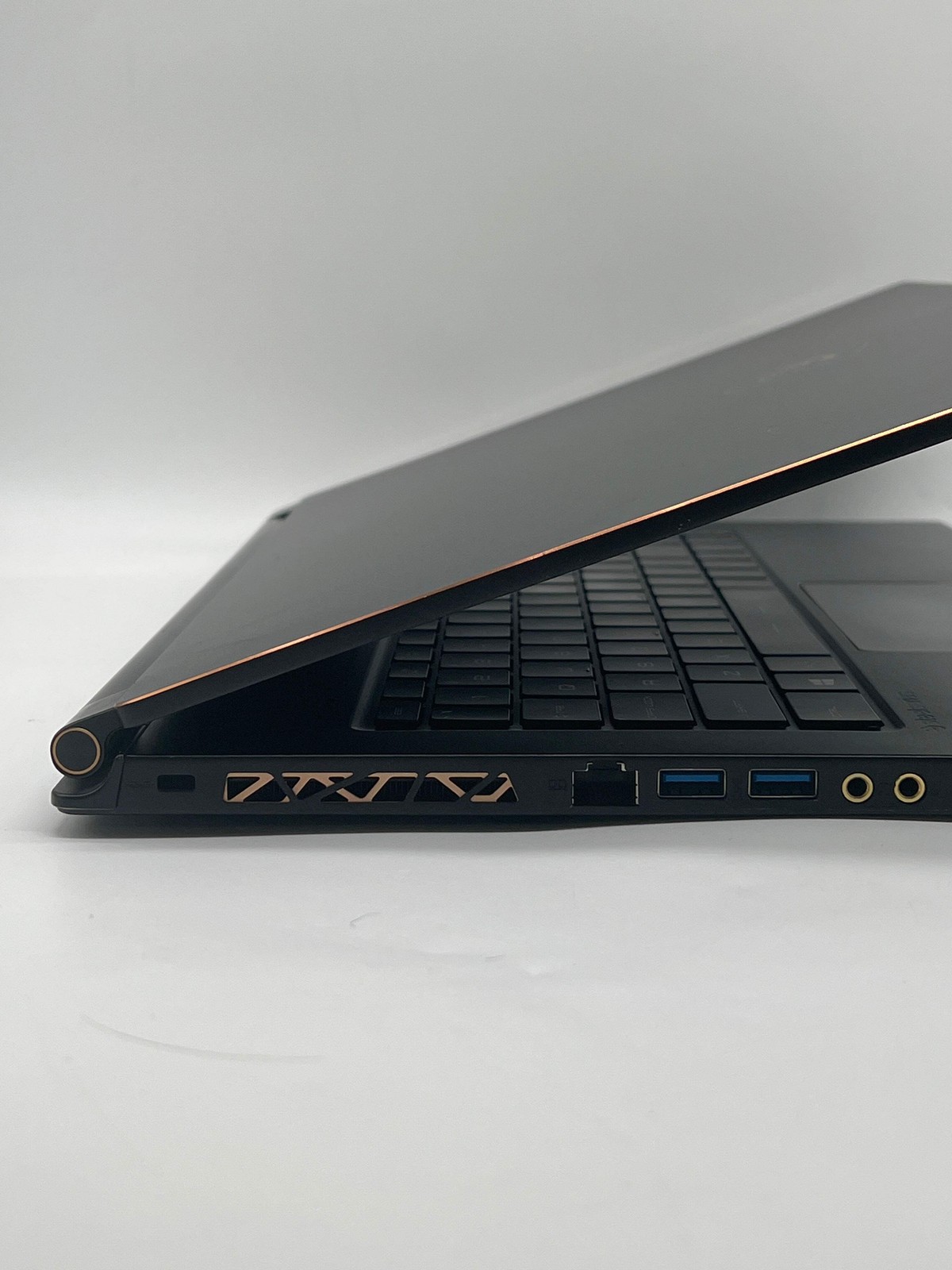 MSI GS65 Stealth Thin 8RE 15.6″ Core i7-8750H 16GB RAM 256GB SSD – Used
