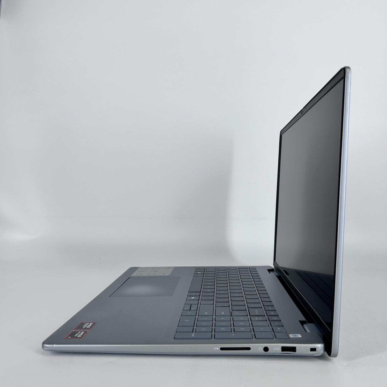 Dell Inspiron 5645 16 FHD+ 3.3 GHz Ryzen 7 8840U 16GB 1TB SSD One Bad USB-C Port