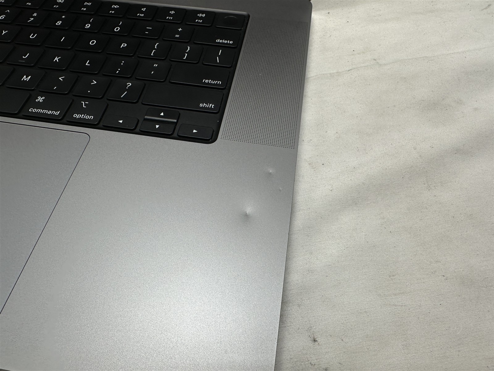 Apple MacBook Pro A2485 16″ Laptop M1 Pro 16GB RAM 512GB SSD Tahoe 26.4.1 *READ*