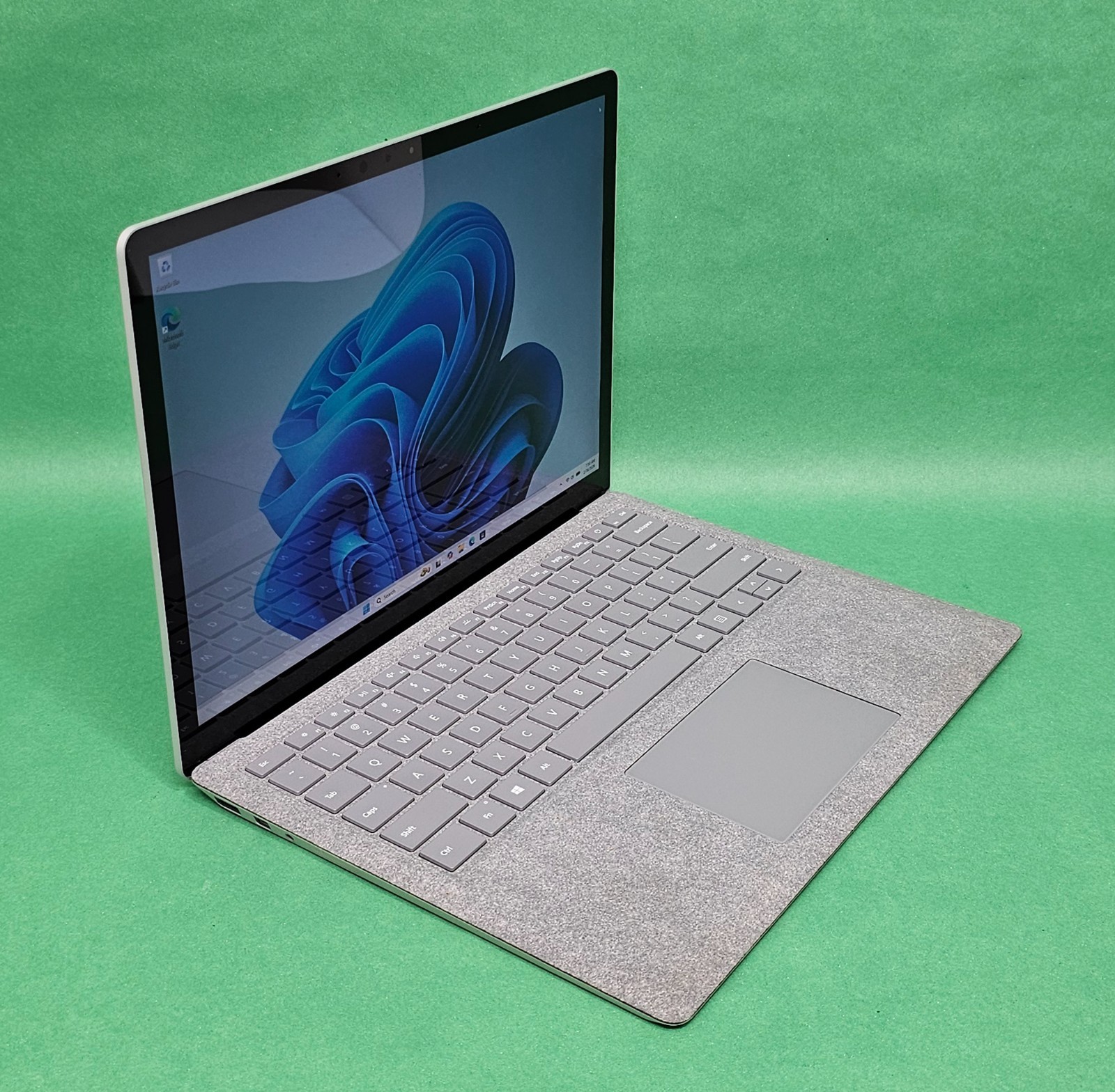 Microsoft Surface Laptop 2 1769 13.5″ Touch Core i5-8350U 8GB RAM 256GB SSD