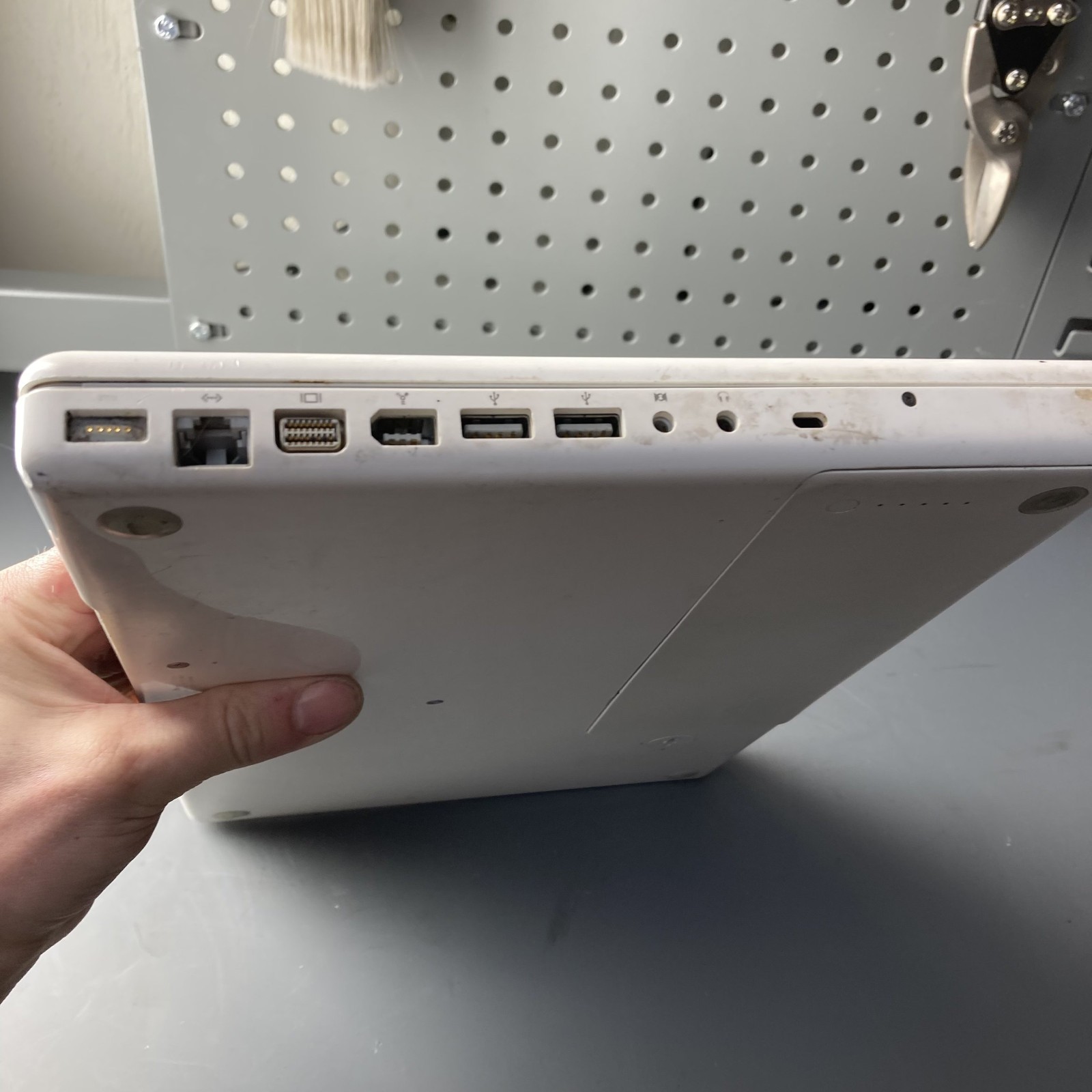 Apple MacBook A1181 13″ Laptop Intel Core 2 Duo T8300 2.40GHz 2GB RAM 120GB HDD