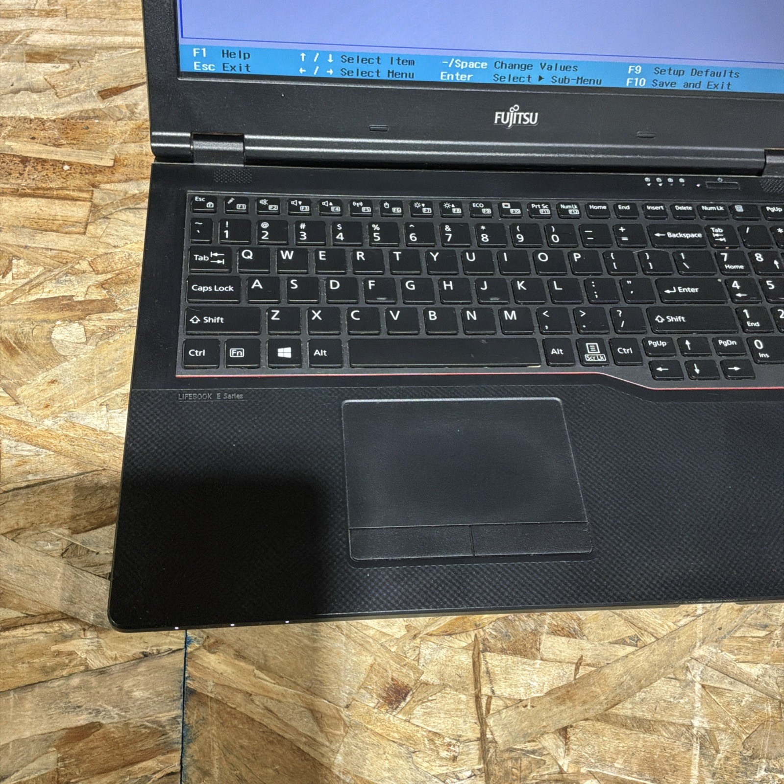 Fujitsu Lifebook E558 I5-8250U 1.60GHZ 256GB SSD 4 GB RAM Win 10 C399