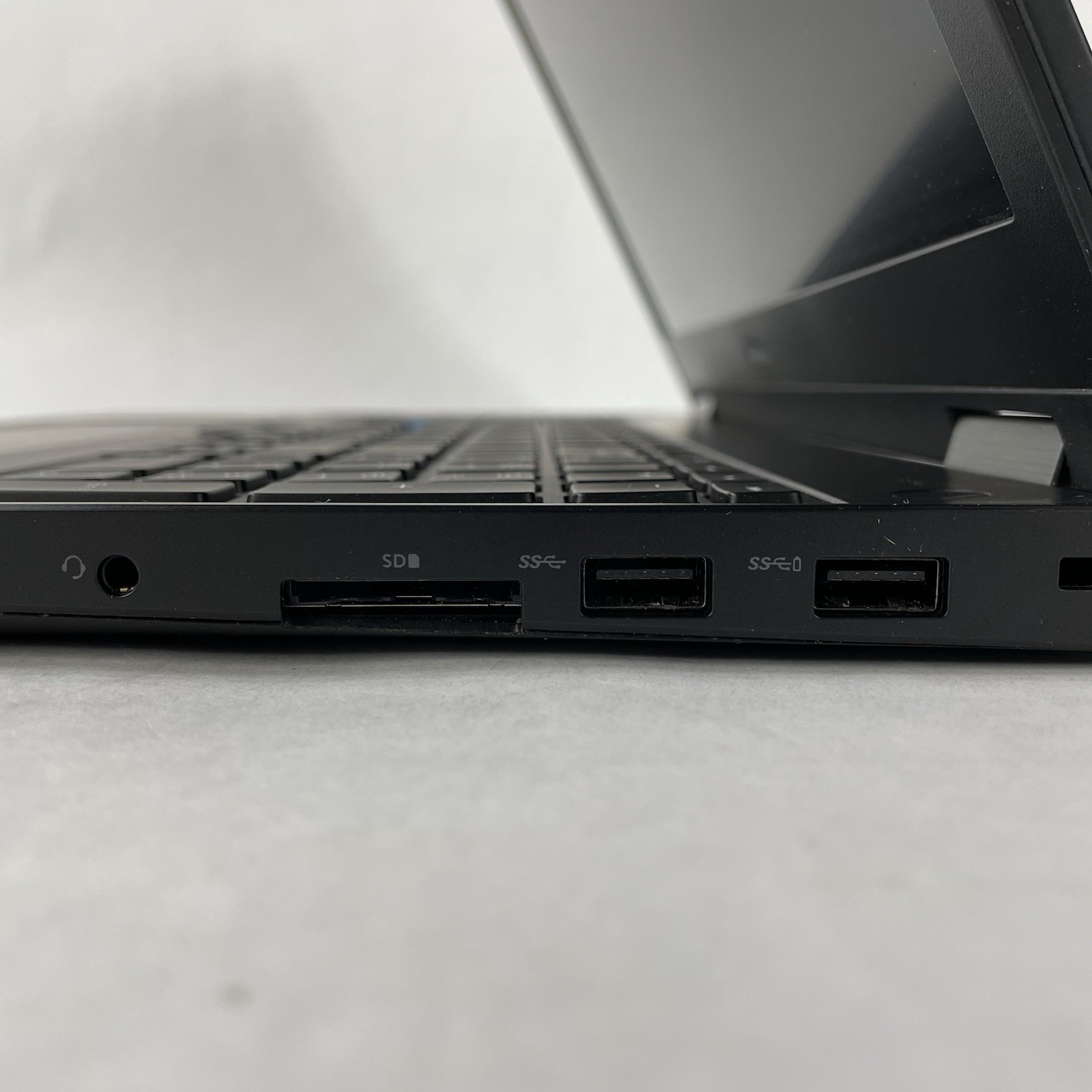 Dell Latitude E5570 15.6″ i5-6300U 2.40 GHz 8 GB RAM No SSD No OS No AC