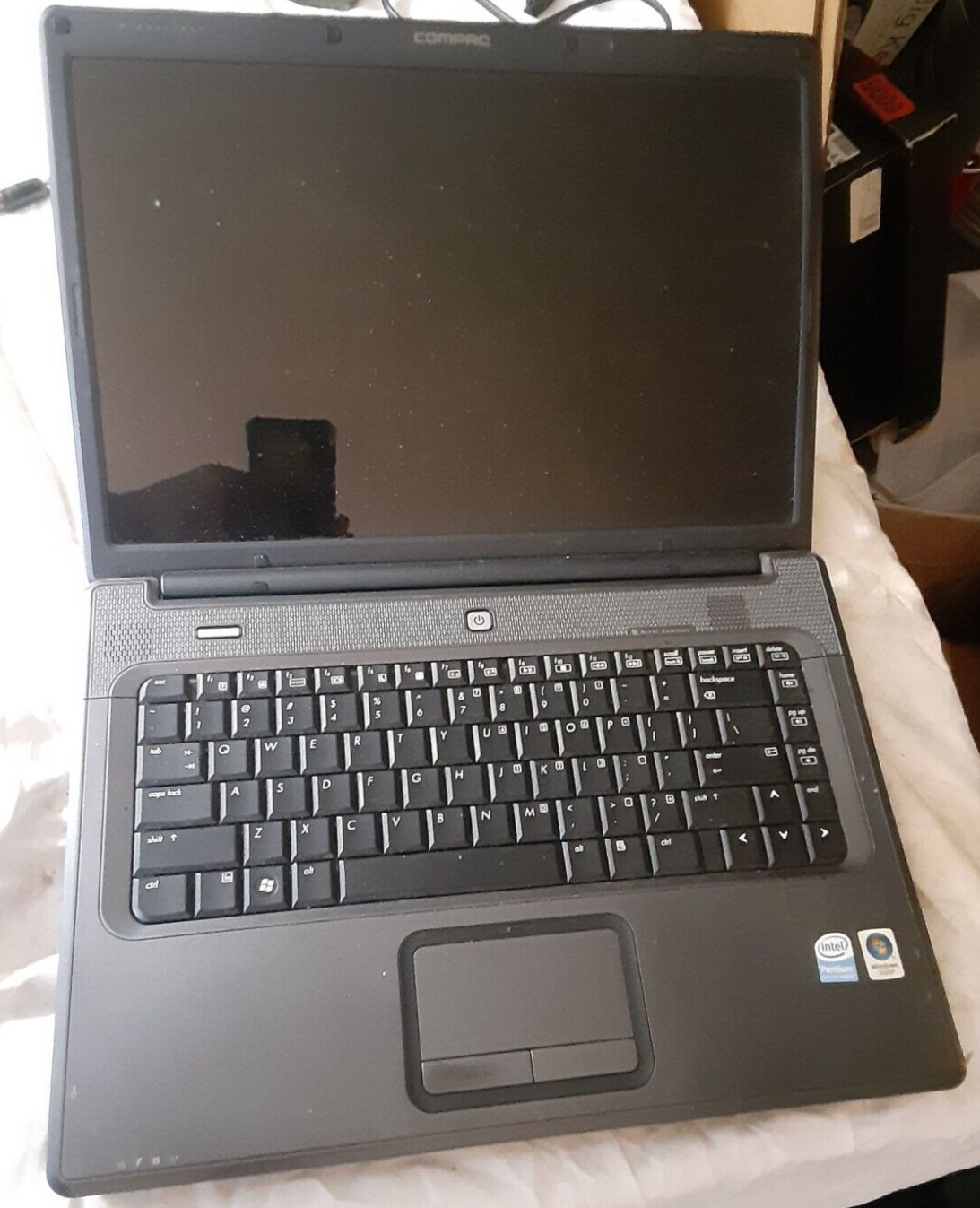Compaq Presario C700 Laptop Intel Dual-Core No HDD *smashed screen, no power on
