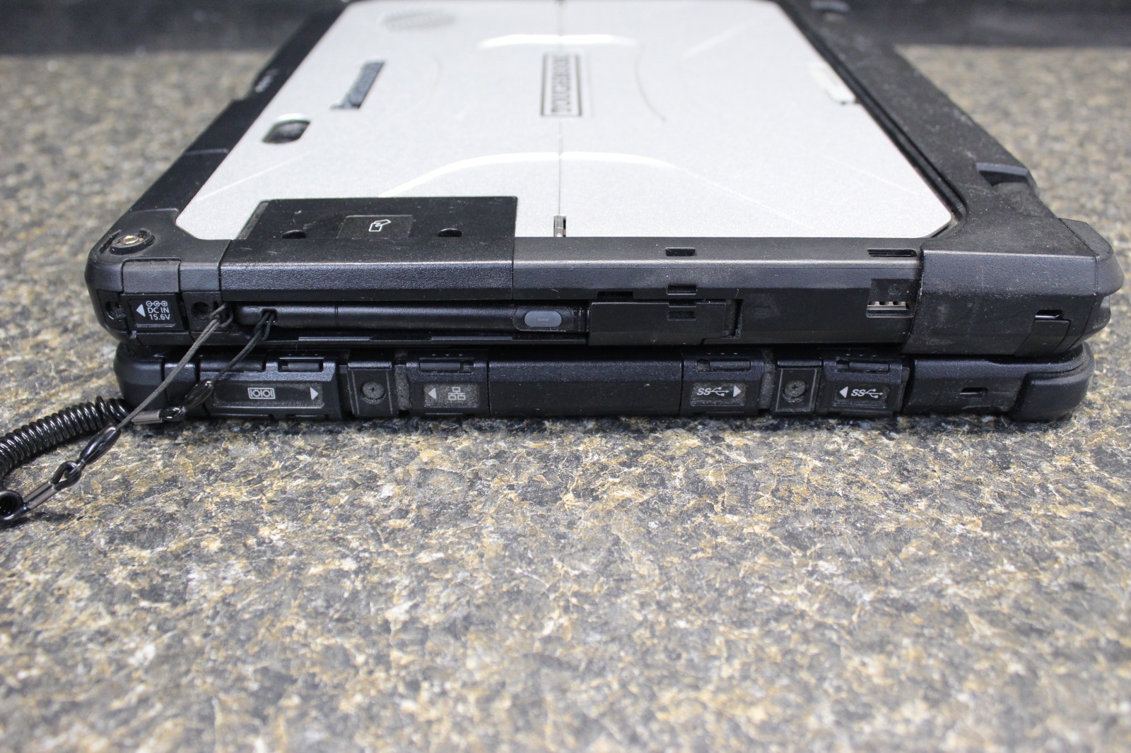Panasonic Toughbook CF-33 I5-7300U 256GB M.2 -8GB DDR3 Win10Pro-NO PWR Adapt