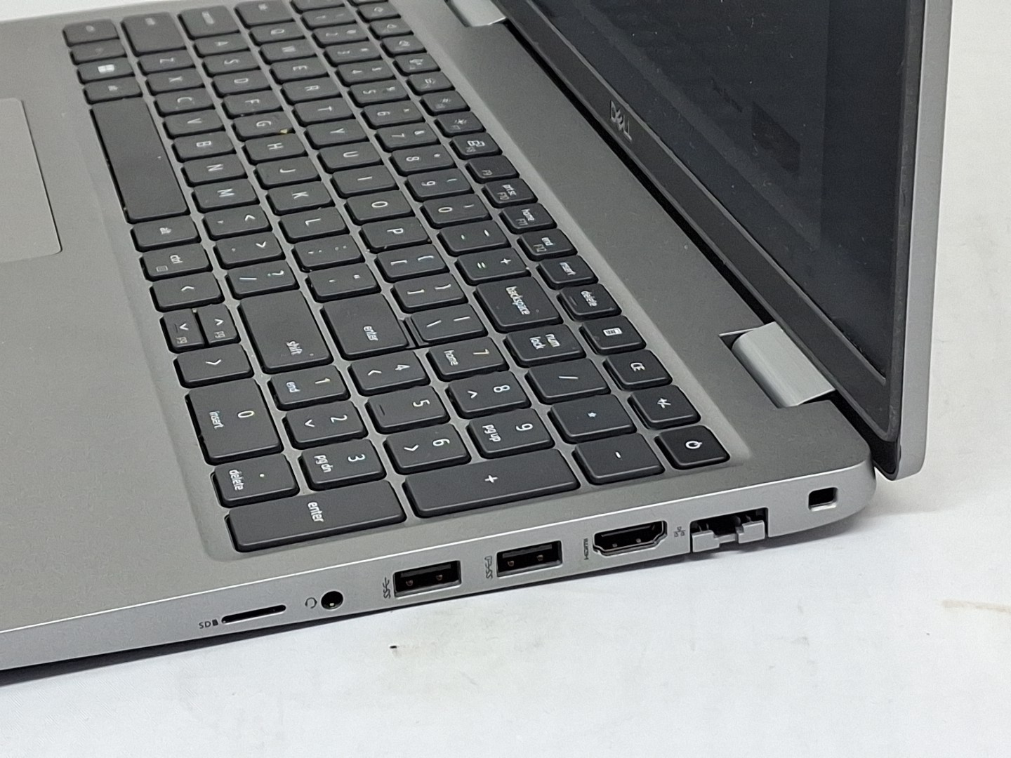 Dell Latitude 5520 – i5-1145G7 – 512GB, 16GB, Windows 11, 15.6″ – Scratches