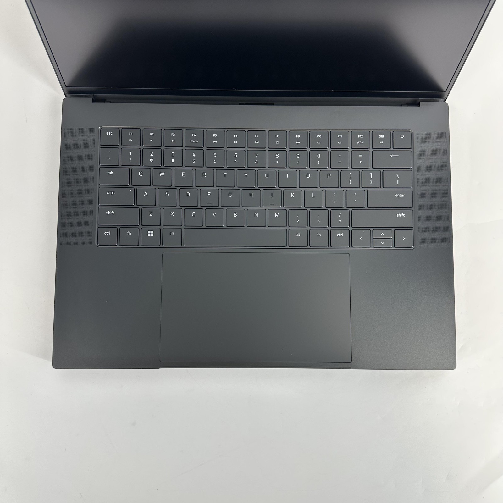 Razer Blade 16 240Hz QHD+ 2.2 GHz i9-13950HX 32GB 2TB/1TB RTX 4080 Excellent
