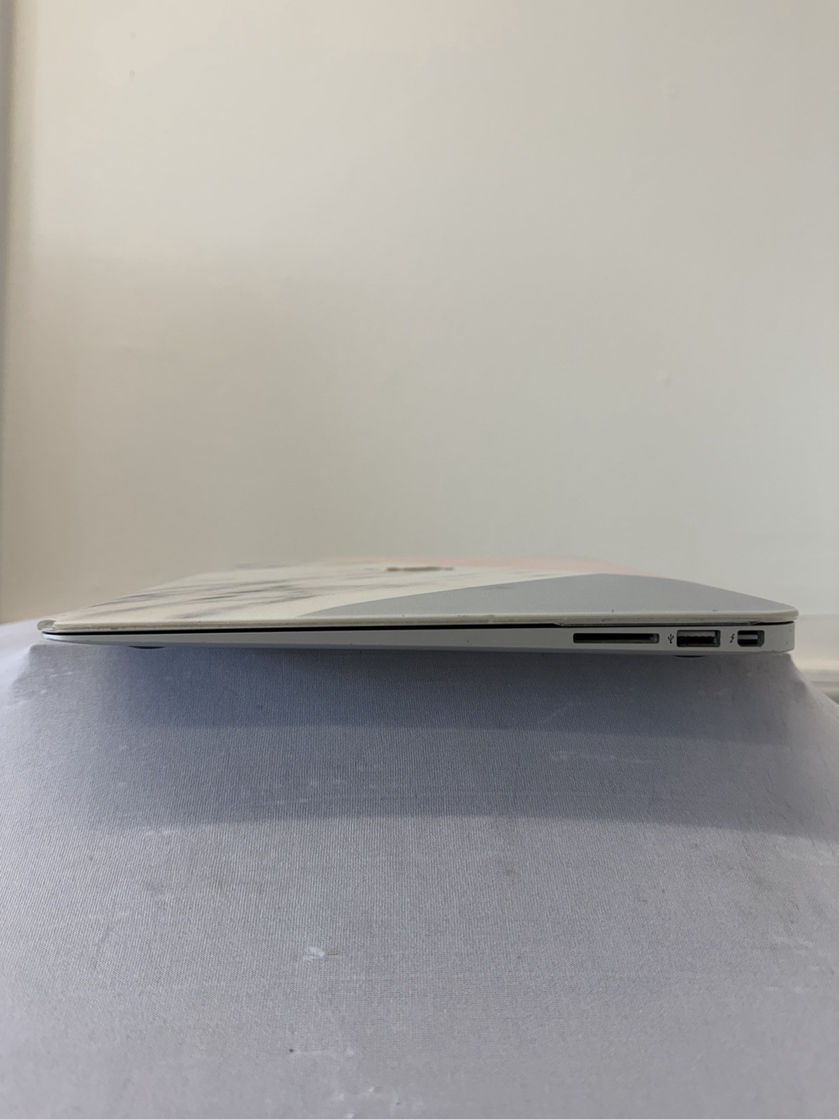 Apple Macbook Air 2012 Laptop – Intel i5-3427U – Screen Leaking Light – Read Des
