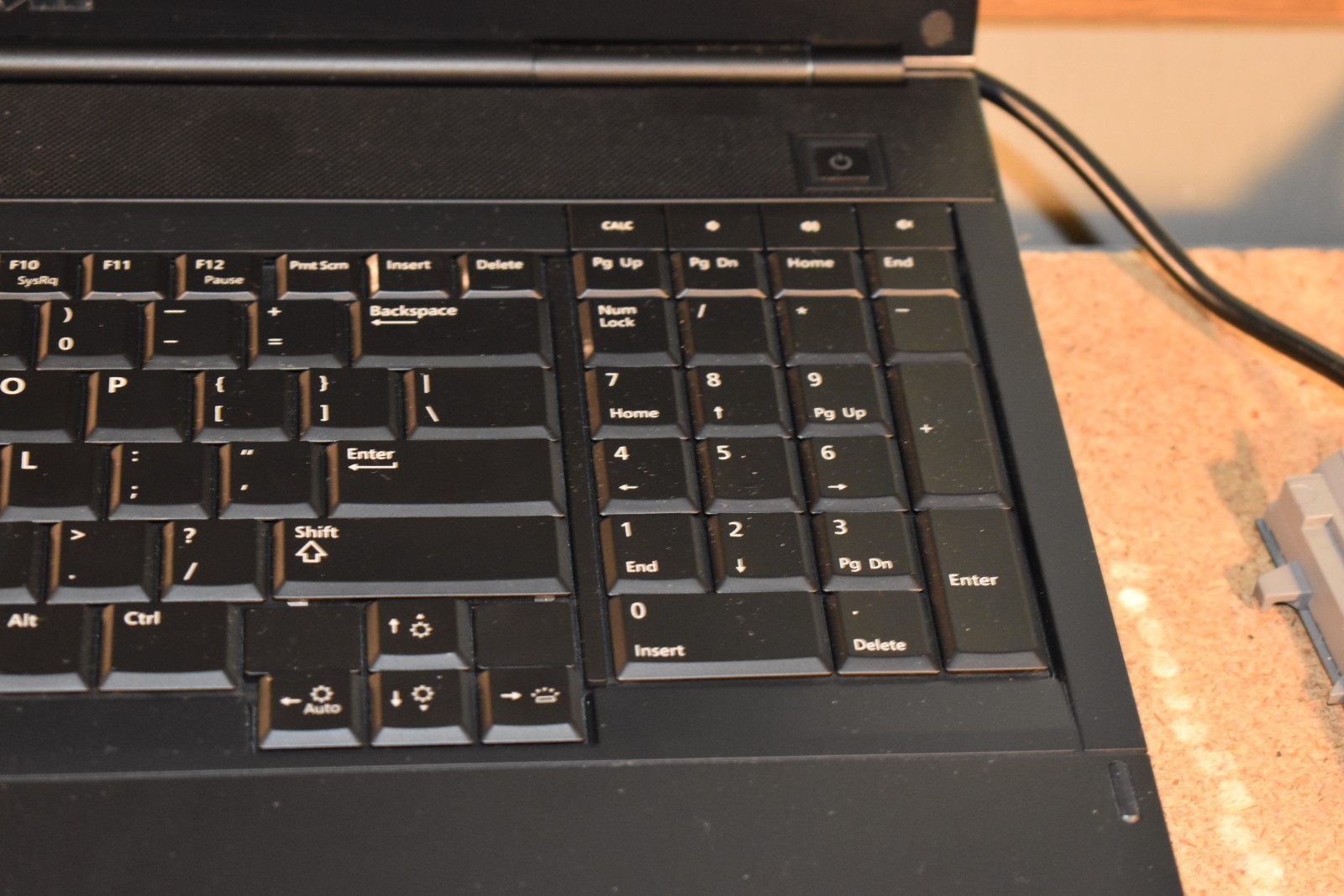 Dell Precision M6400 17″ Windows XP Pro 32-bit T9900 3.06GHz SSD AMD FirePro