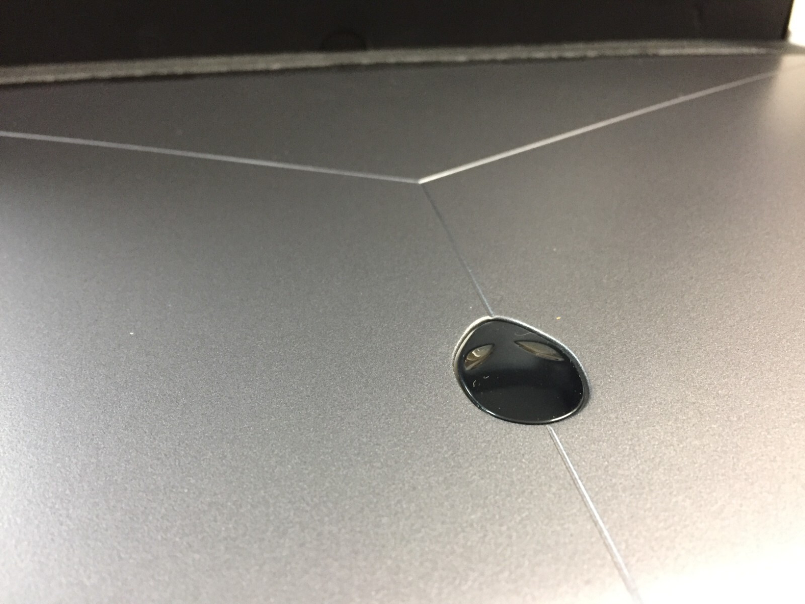 Alienware m17 17.3″ FHD Gaming Laptop/Intel i7-8750H/16GB/1TB HDD+256GB SSD/W10H