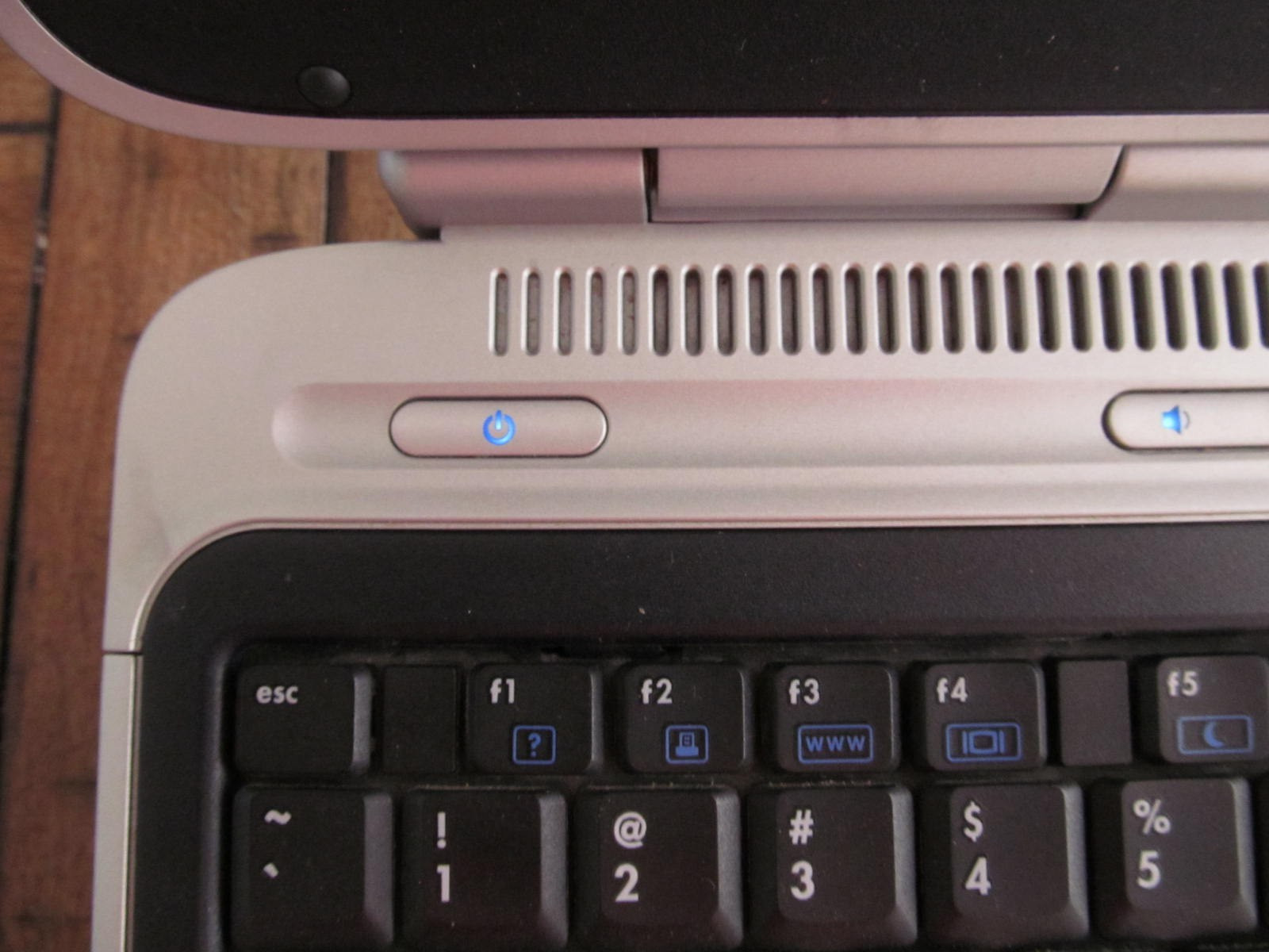 HP Pavilion ZD8000 17″ Vintage Pentium4 3.0ghz Laptop No HDD Parts or Repair