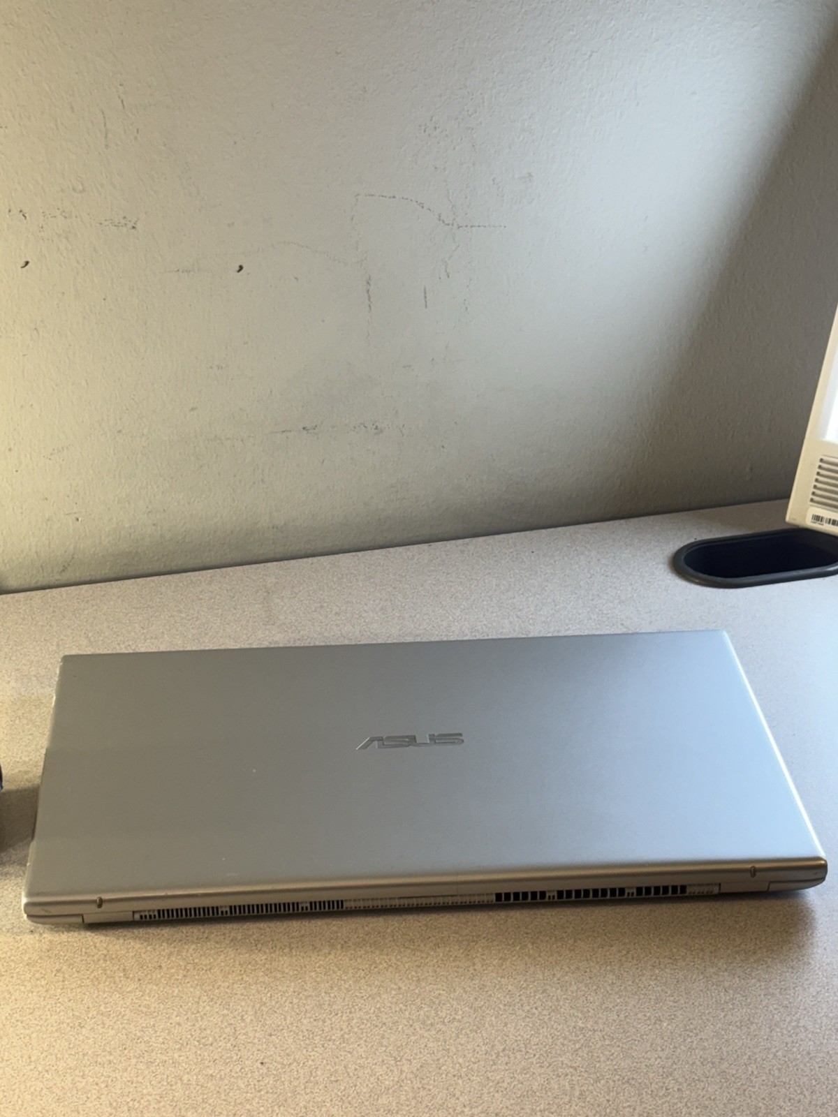 ASUS VivoBook X712A 17.3″ Intel Core i7 1165G7 @ 2.80 GHz 512GB SSD. 8GB RAM,