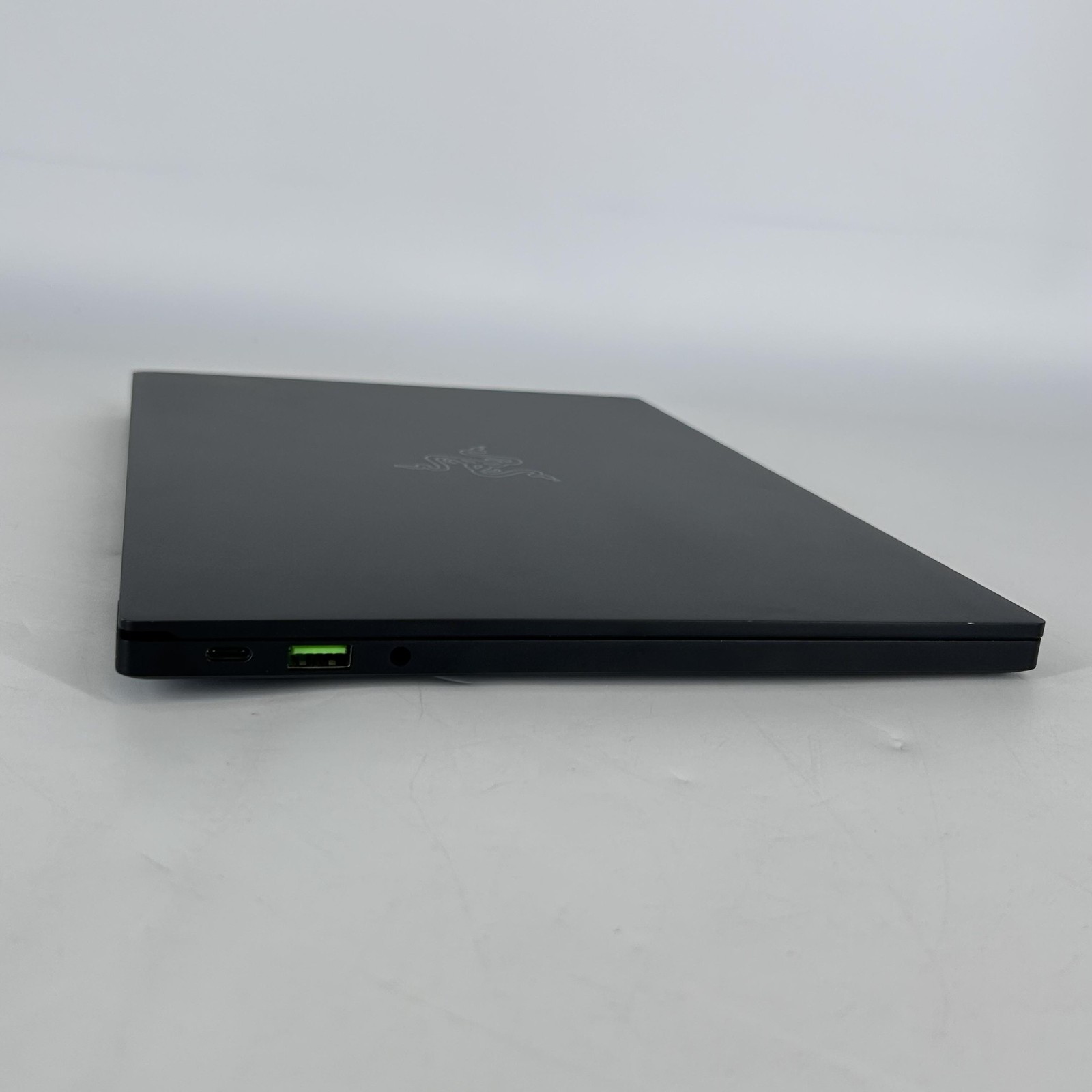 Razer Blade Stealth 13 FHD i7-8565U 1.80GHz 8GB 256GB SSD Good Chipped Screen