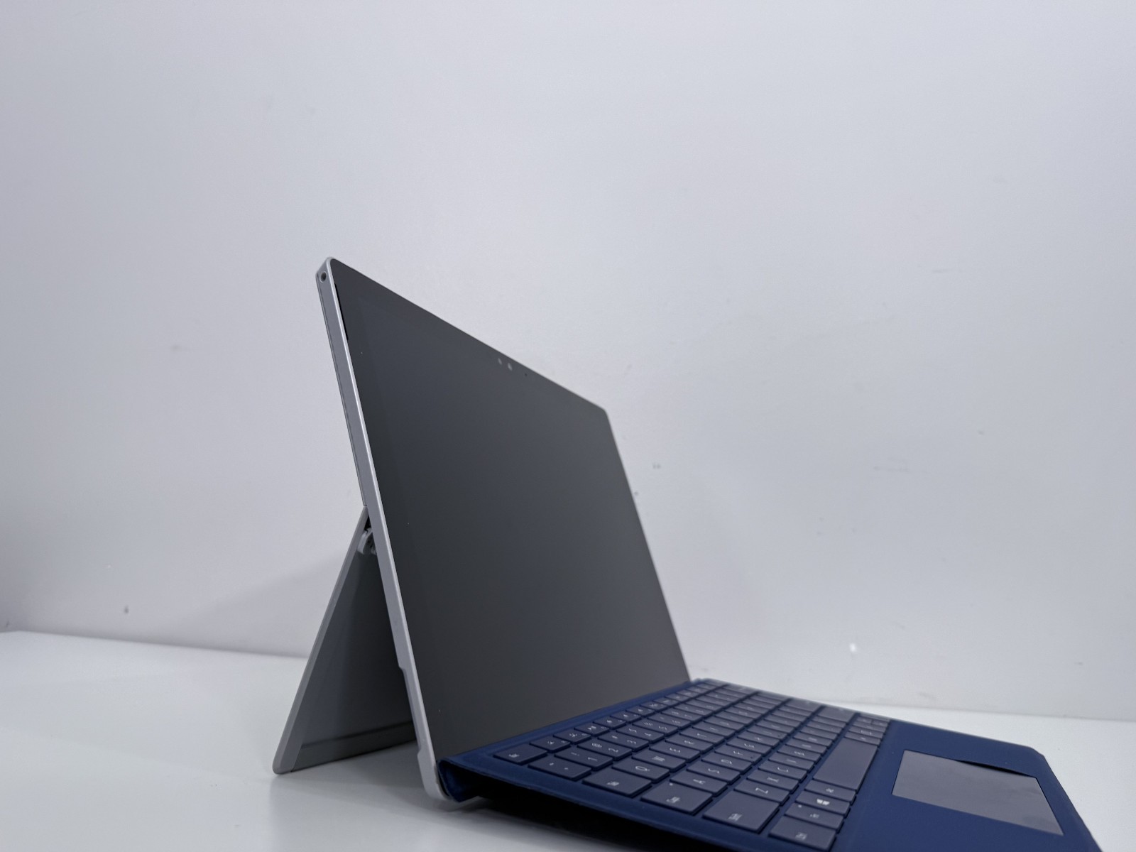Microsoft Surface Pro 4 i7-6650U CPU @ 2.20GHz 8 GB RAM 256 GB Win 10 Pro