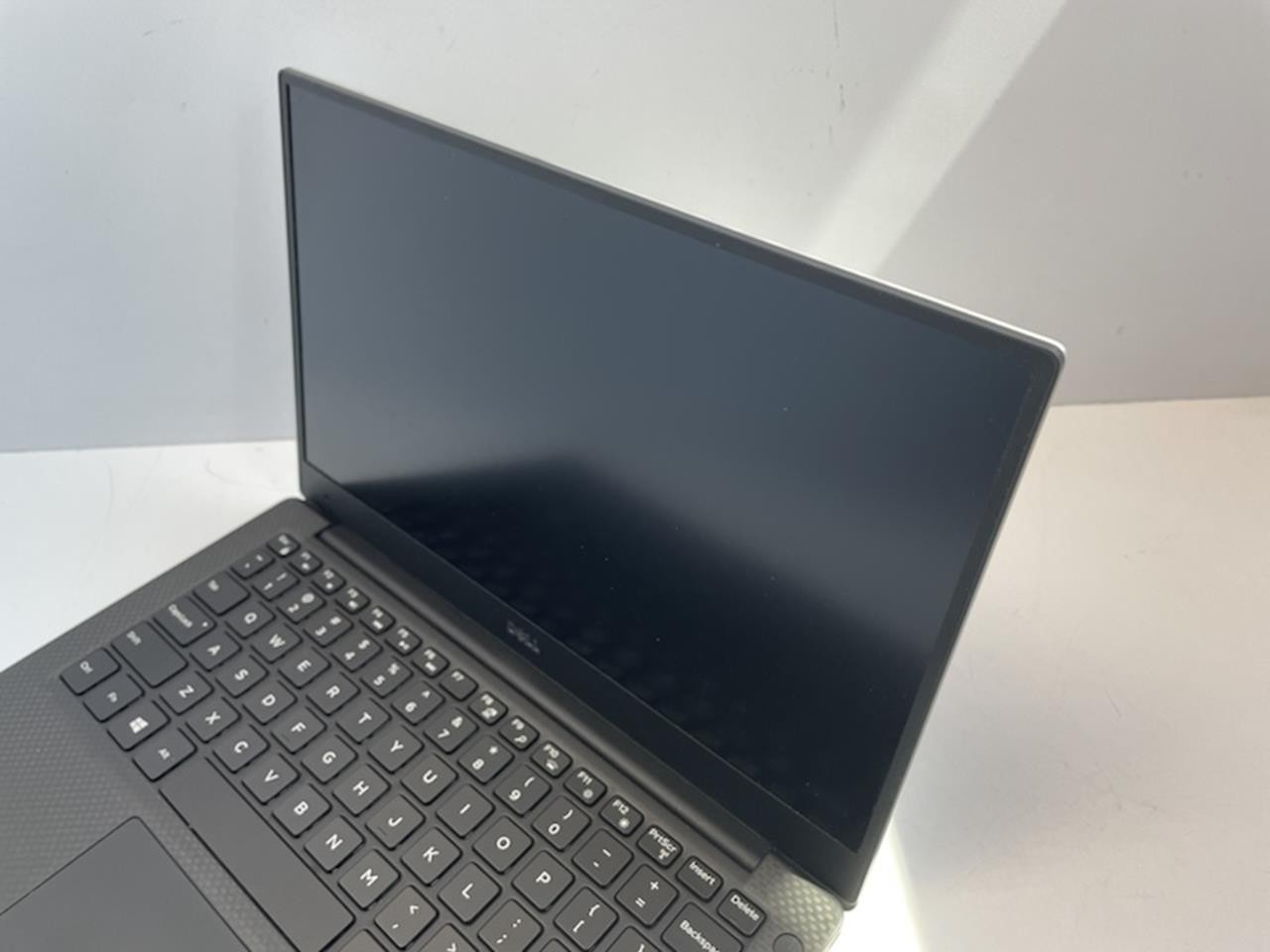 DELL XPS 13 9360 Laptop w/ Intel Core i7-8550U 1.80 GHZ + 8 GB | No HD / OS