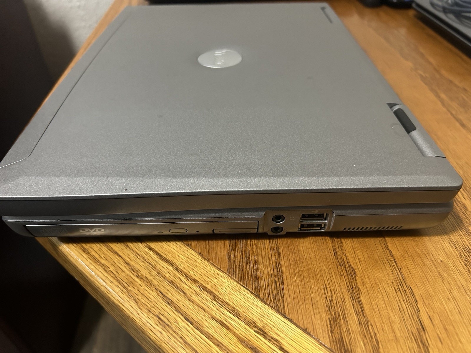 Dell Latitude D810 Pentium M 2.26 GHz 2 GB RAM 80 GB HD Windows 7 Home with AC
